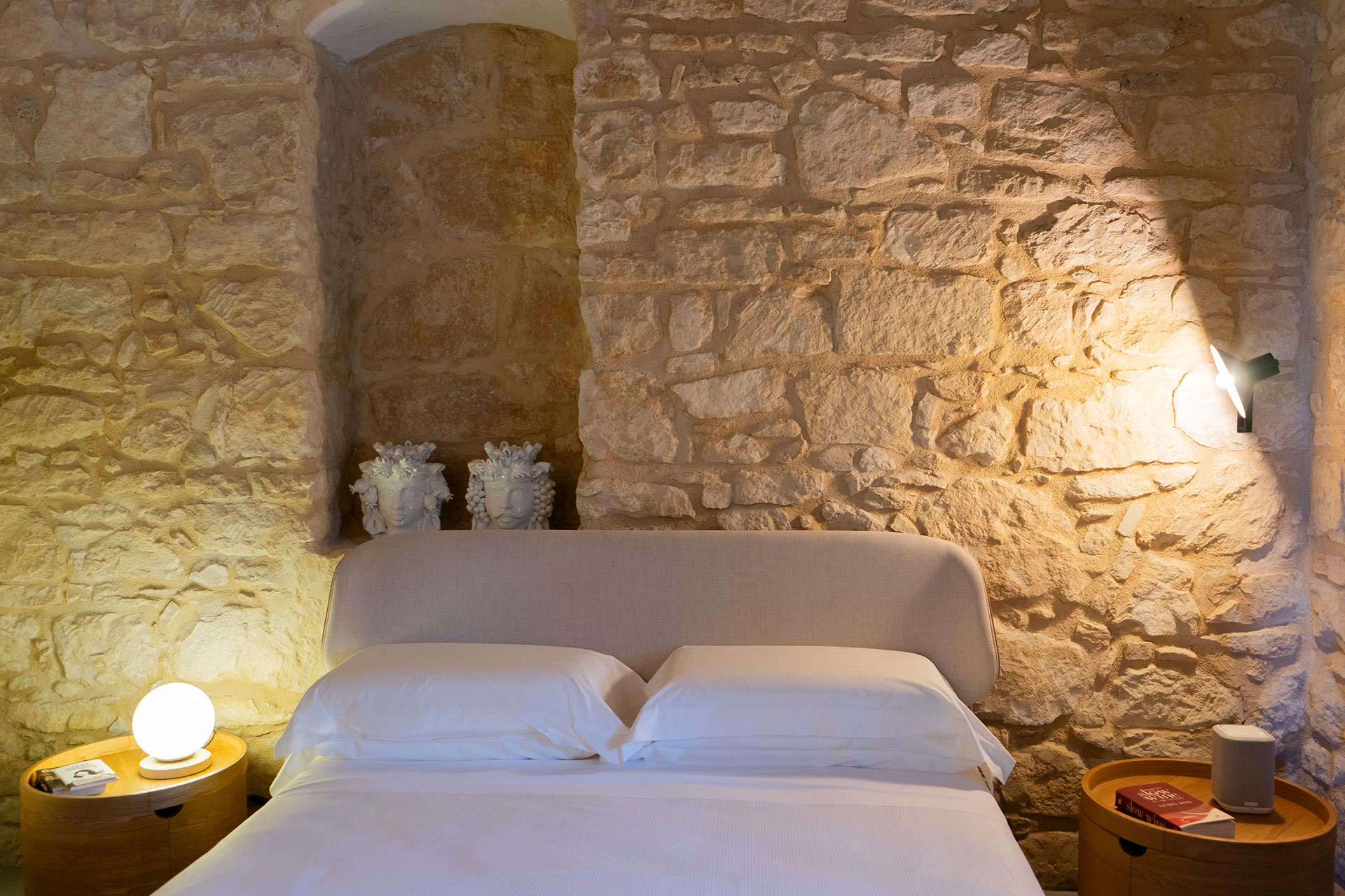 chaza-occhipinti-casa-di-pietra_house_sicily-italy_interior-bed.jpg