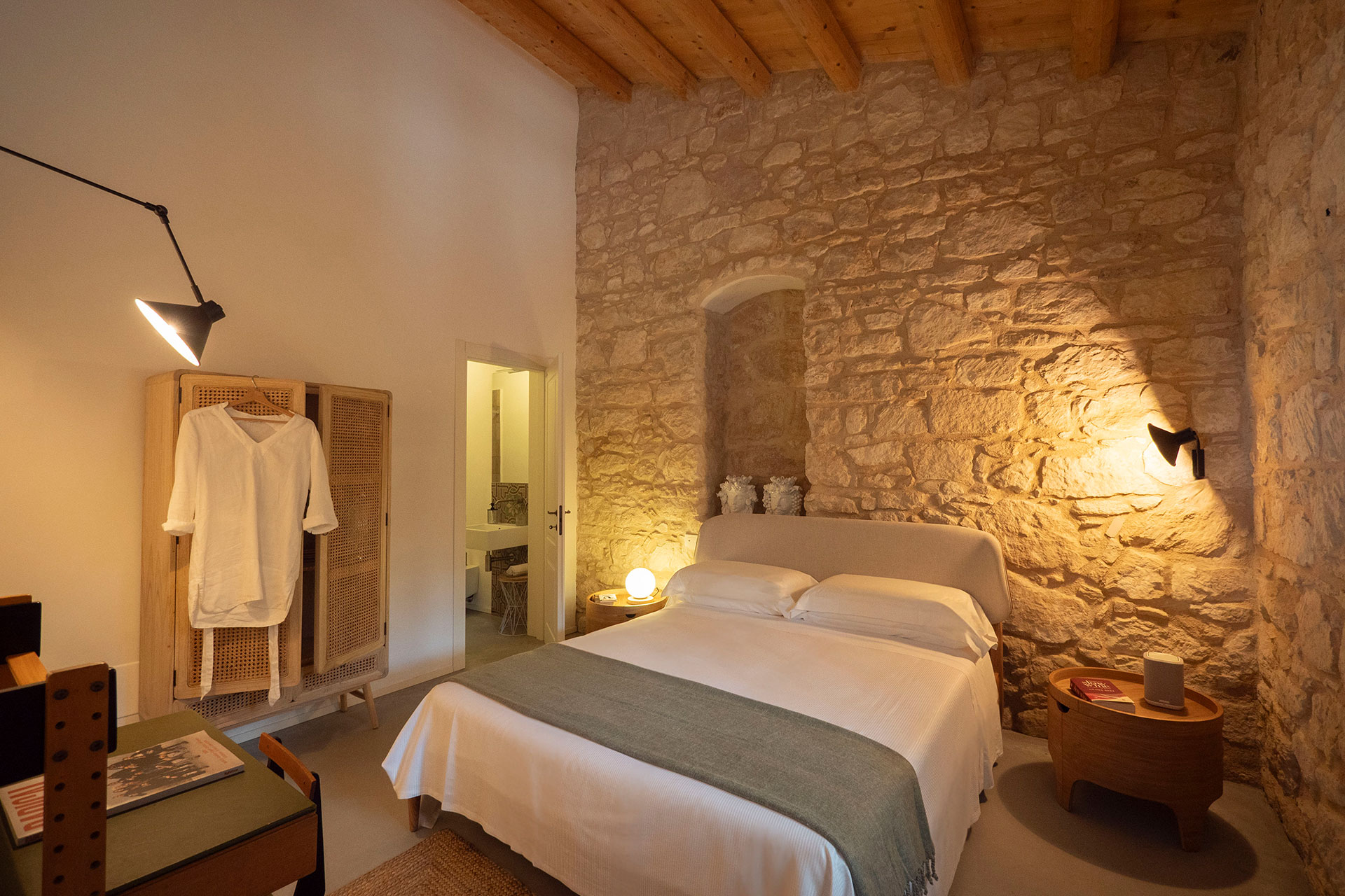 chaza-occhipinti-casa-di-pietra_house_sicily-italy_interior-bed-room.jpg