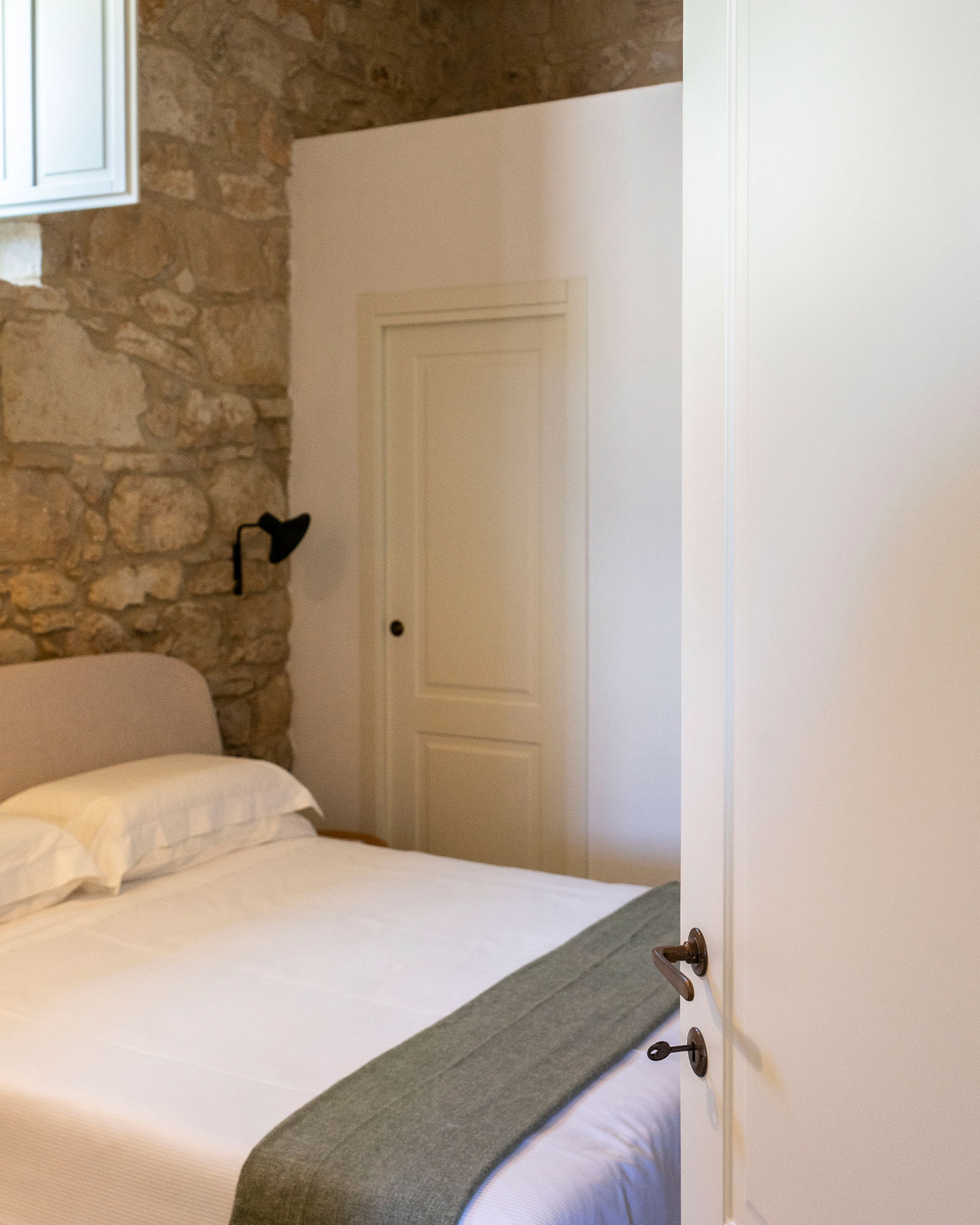 chaza-occhipinti-casa-di-pietra_house_sicily-italy_interior-bed-room-design.jpg