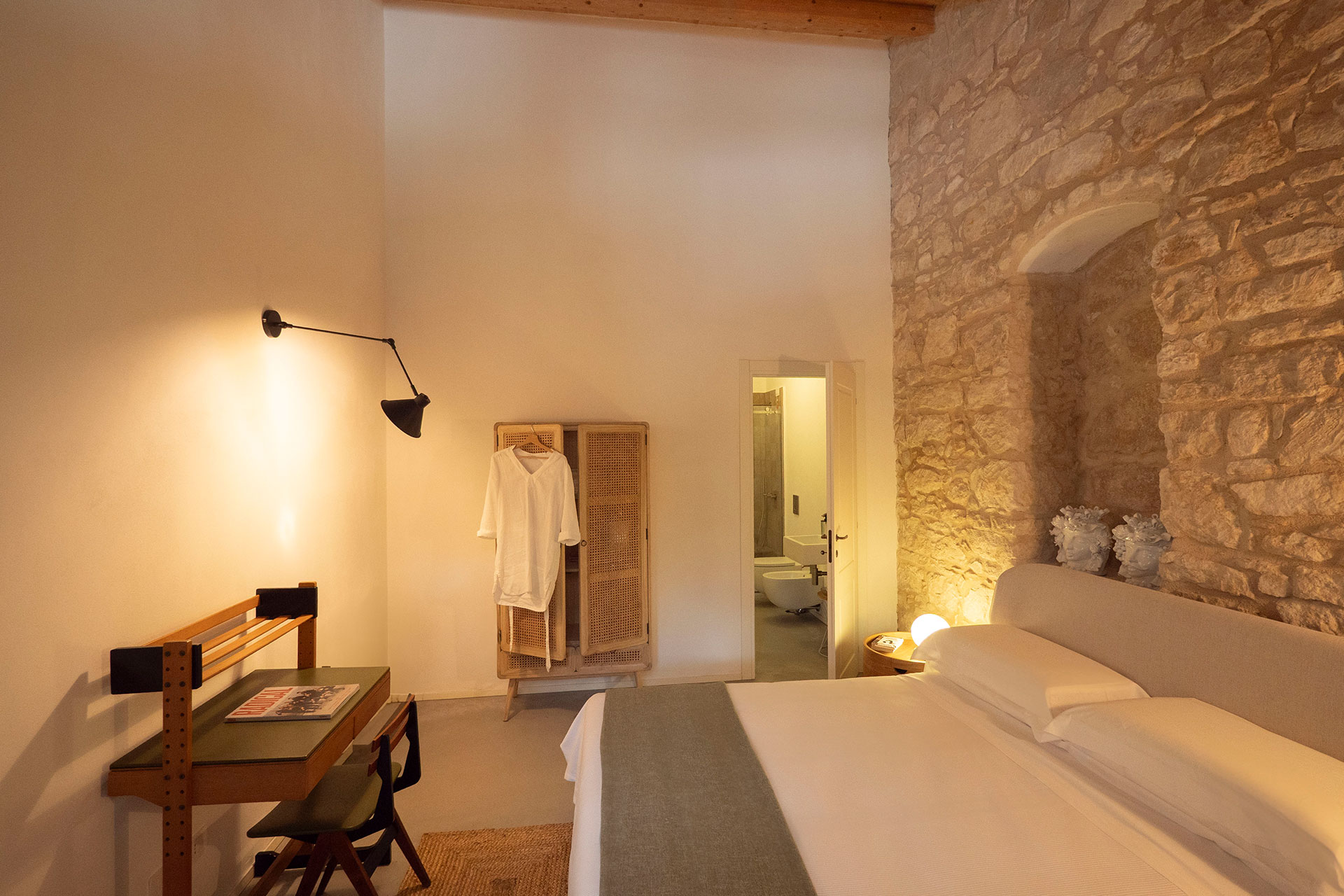 chaza-occhipinti-casa-di-pietra_house_sicily-italy_interior-bedroom-space.jpg