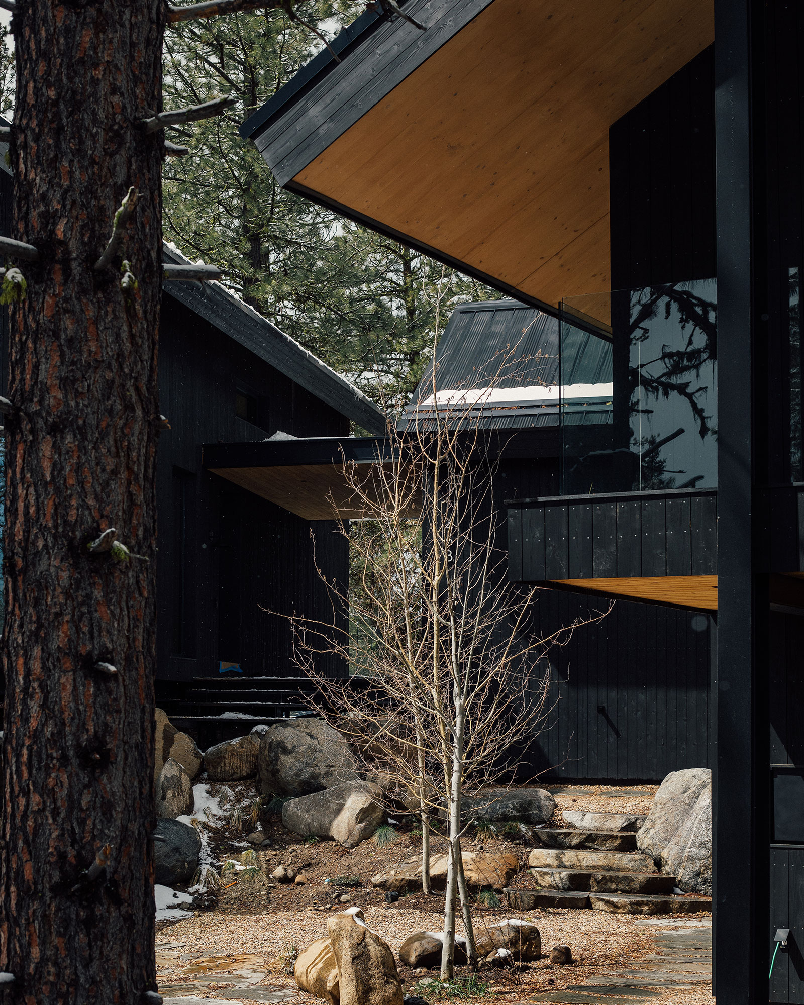 the-overlook_cabin_mccall-idaho-usa_exterior-detail.jpg