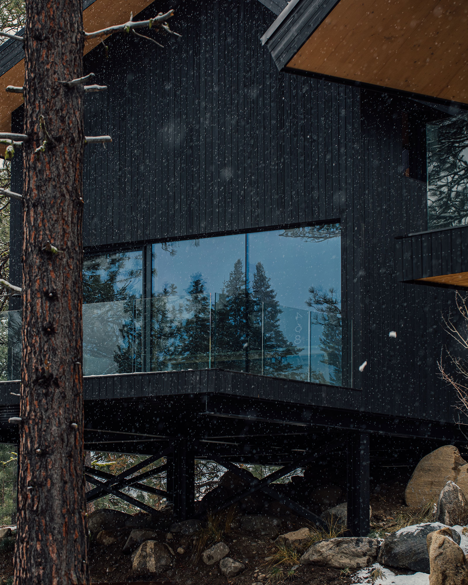 the-overlook_cabin_mccall-idaho-usa_exterior-detail-snow.jpg