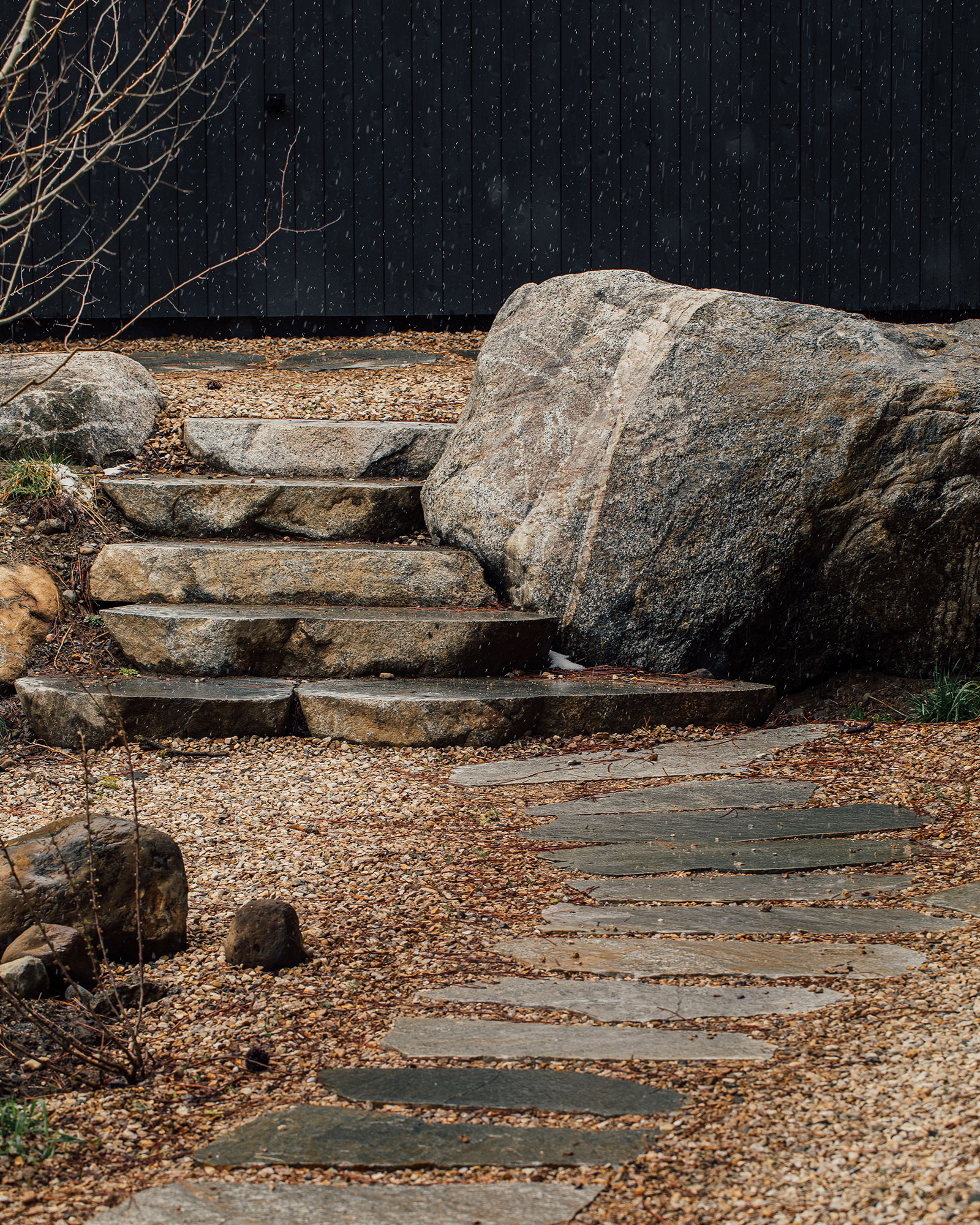 the-overlook_cabin_mccall-idaho-usa_exterior-path.jpg