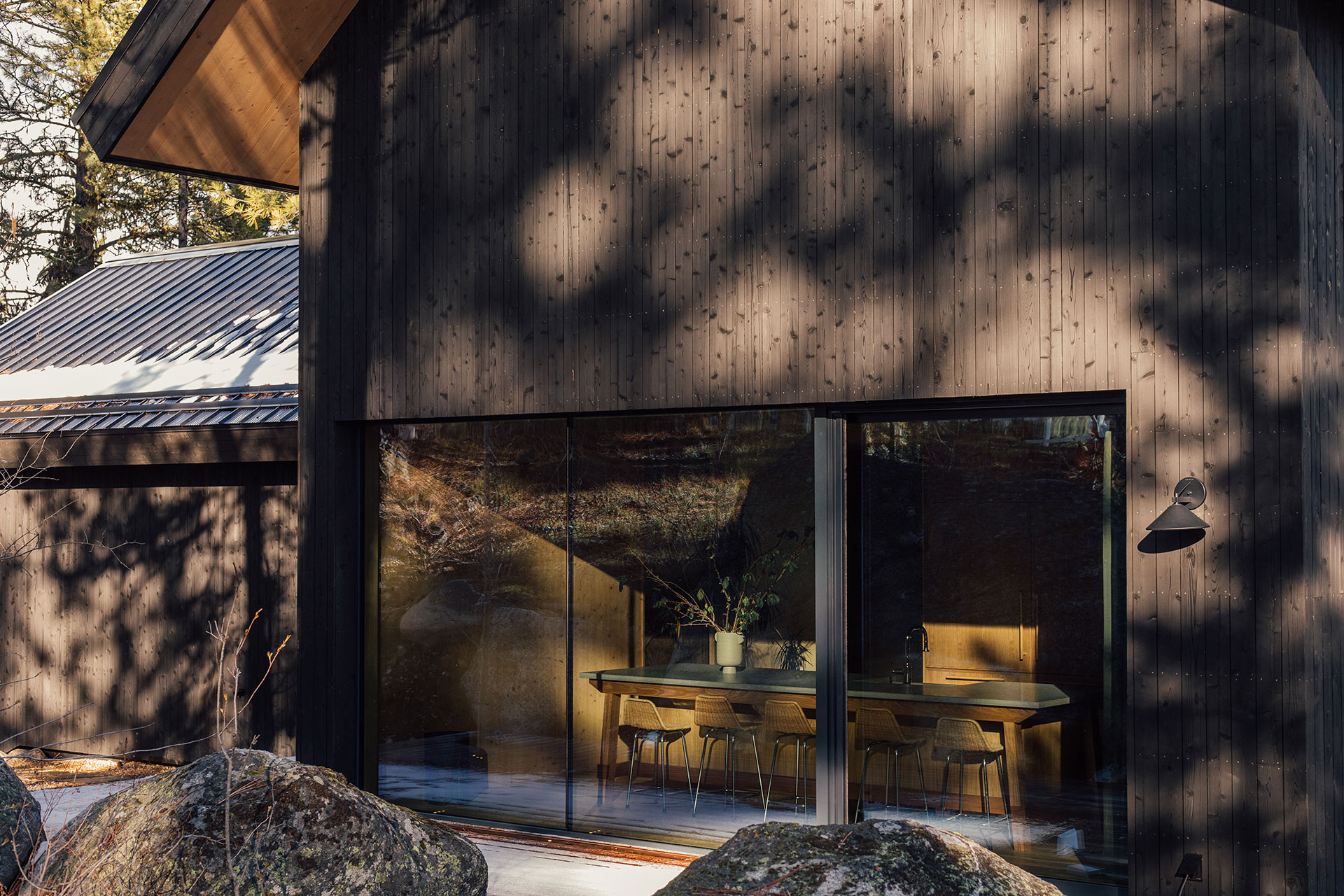 the-overlook_cabin_mccall-idaho-usa_exterior-table.jpg