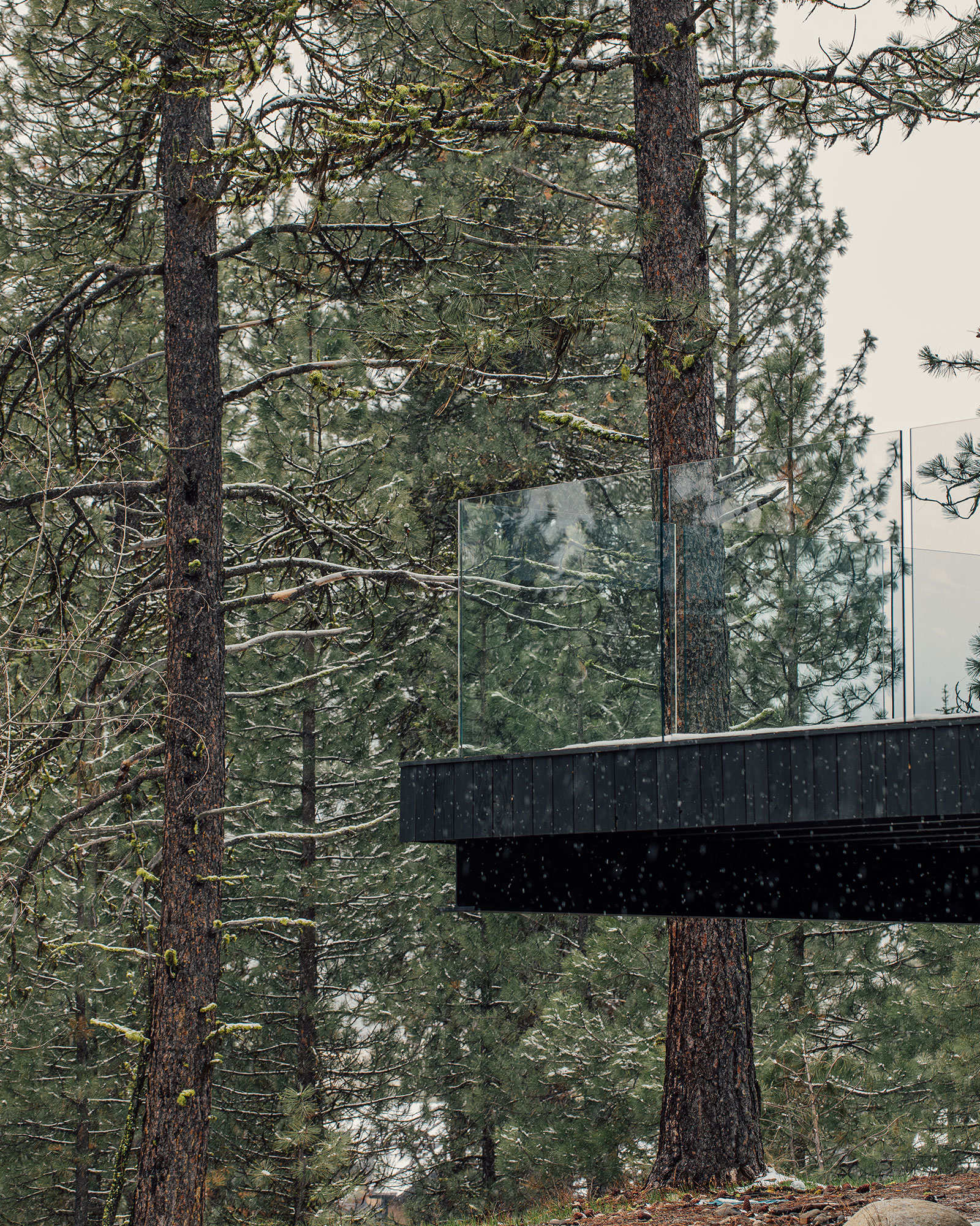 the-overlook_cabin_mccall-idaho-usa_exterior-terrace.jpg