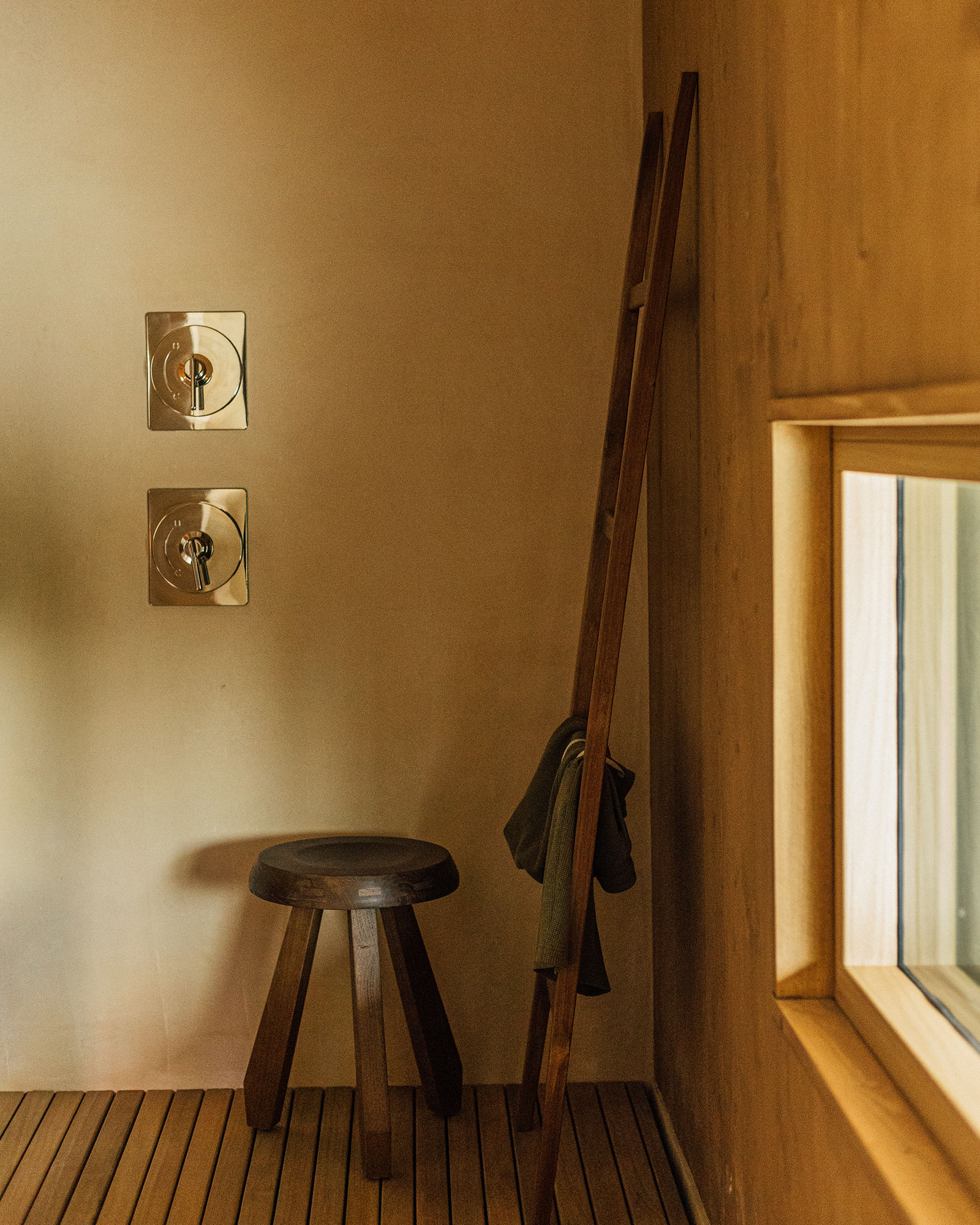 the-overlook_cabin_mccall-idaho-usa_interior-bathroom.jpg