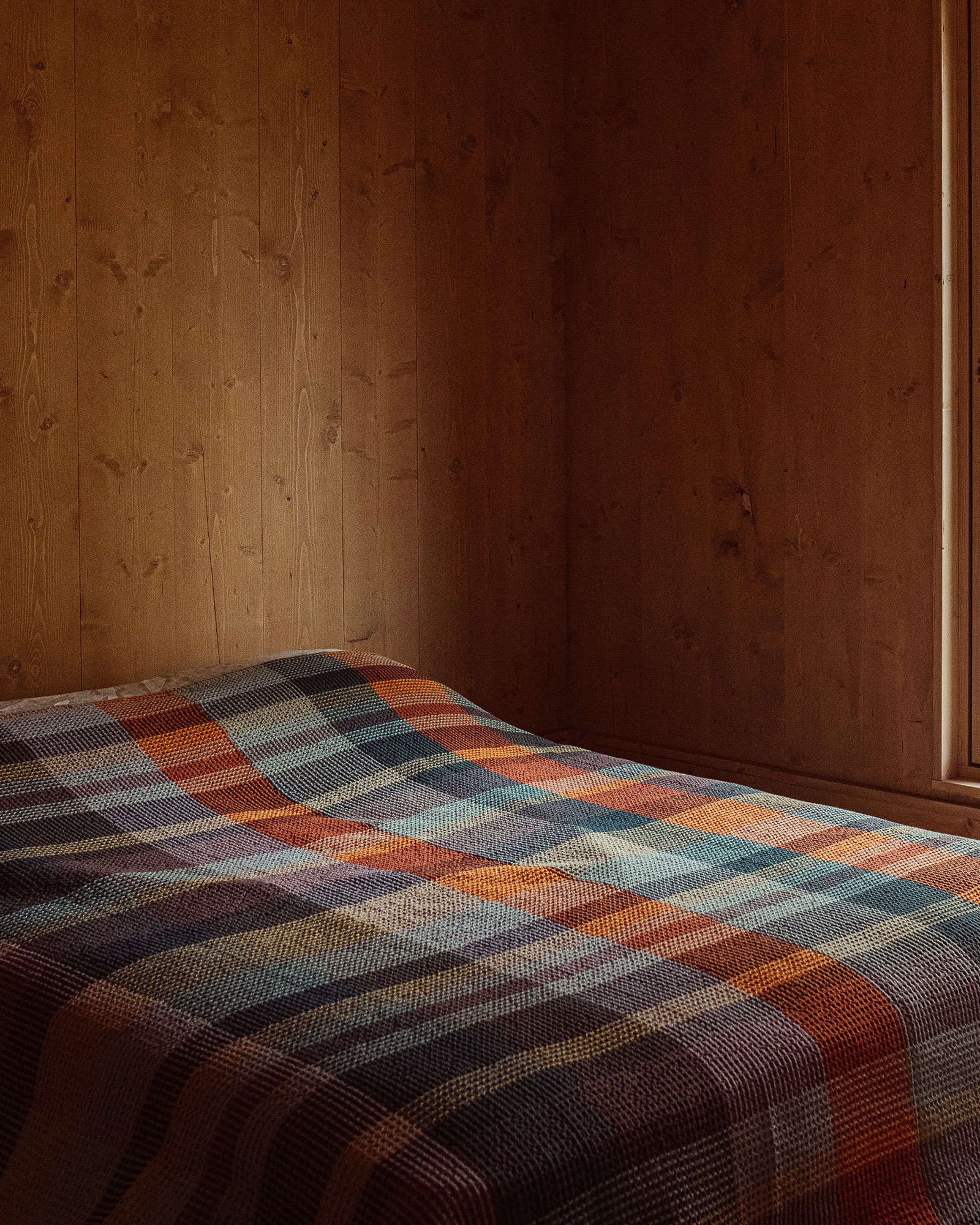 the-overlook_cabin_mccall-idaho-usa_interior-bed.jpg