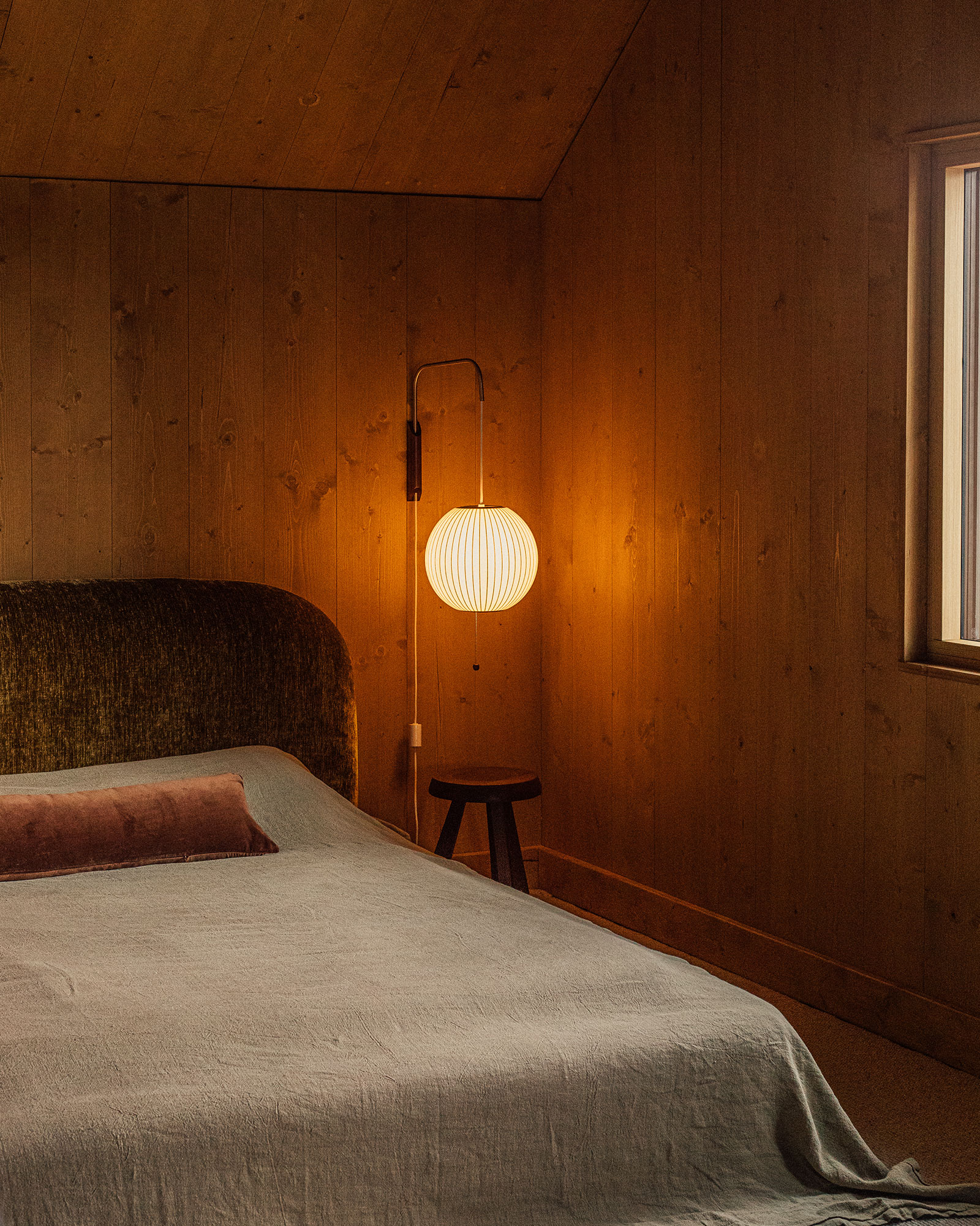 the-overlook_cabin_mccall-idaho-usa_interior-bed-room.jpg