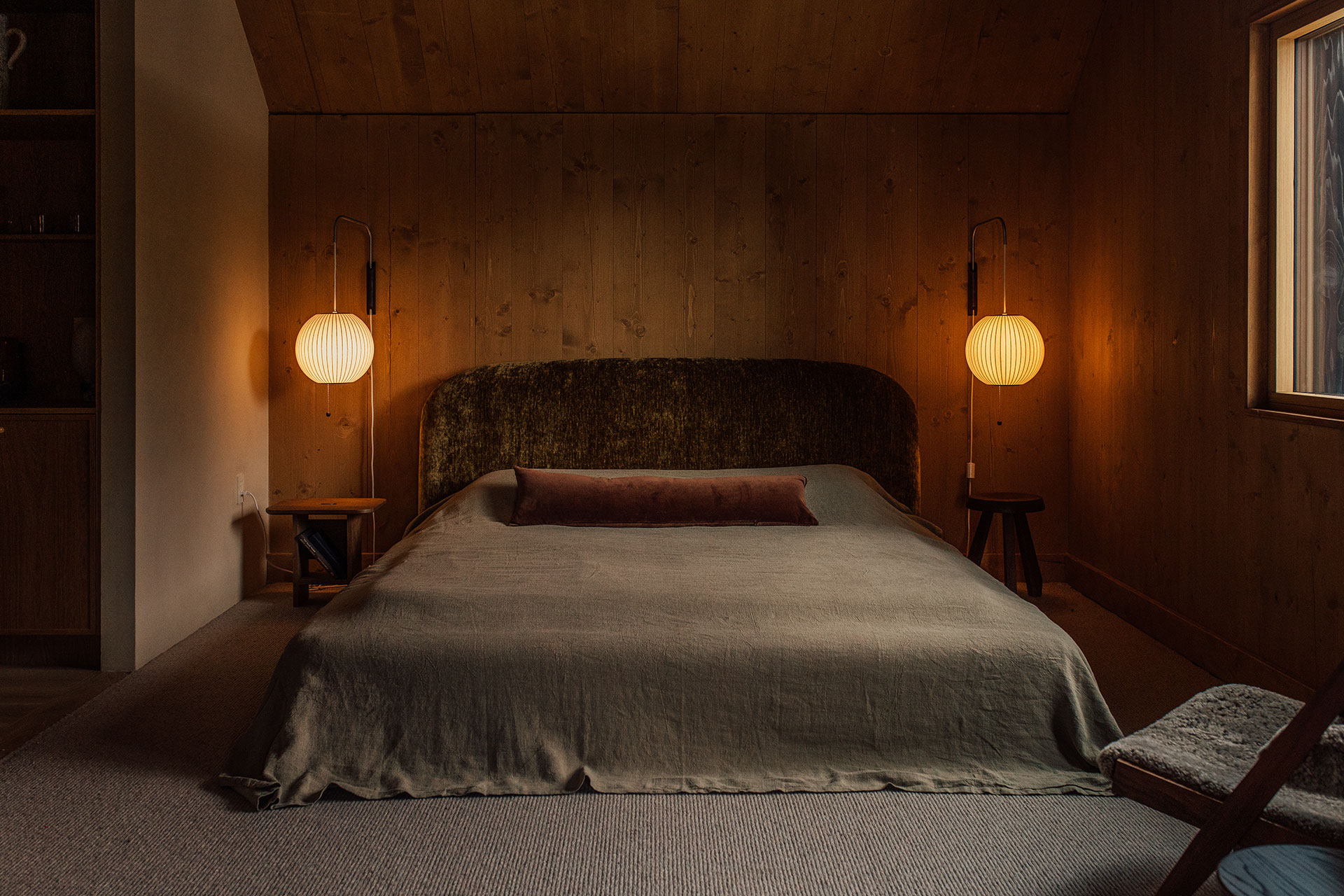 the-overlook_cabin_mccall-idaho-usa_interior-bedroom.jpg