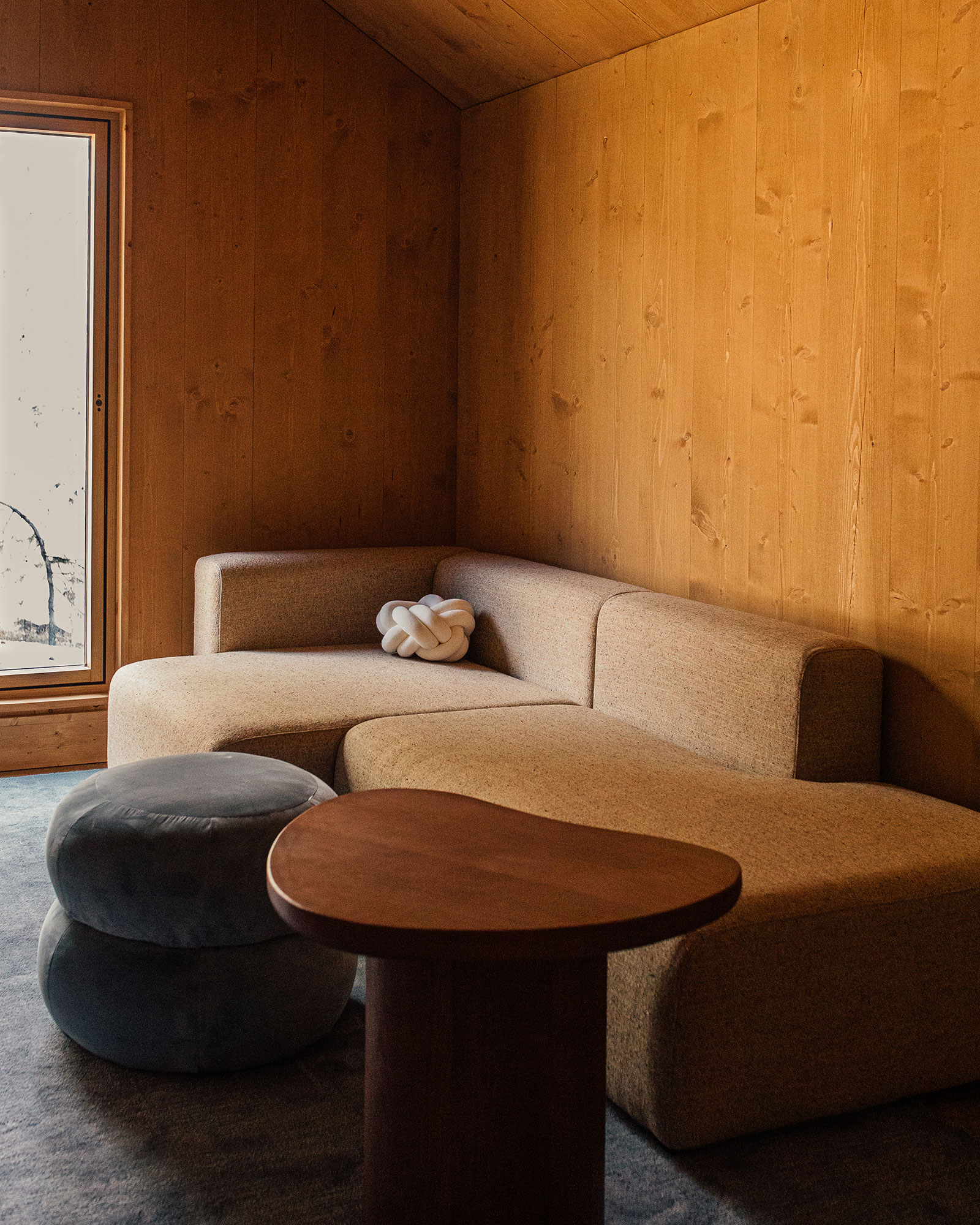 the-overlook_cabin_mccall-idaho-usa_interior-sofa.jpg