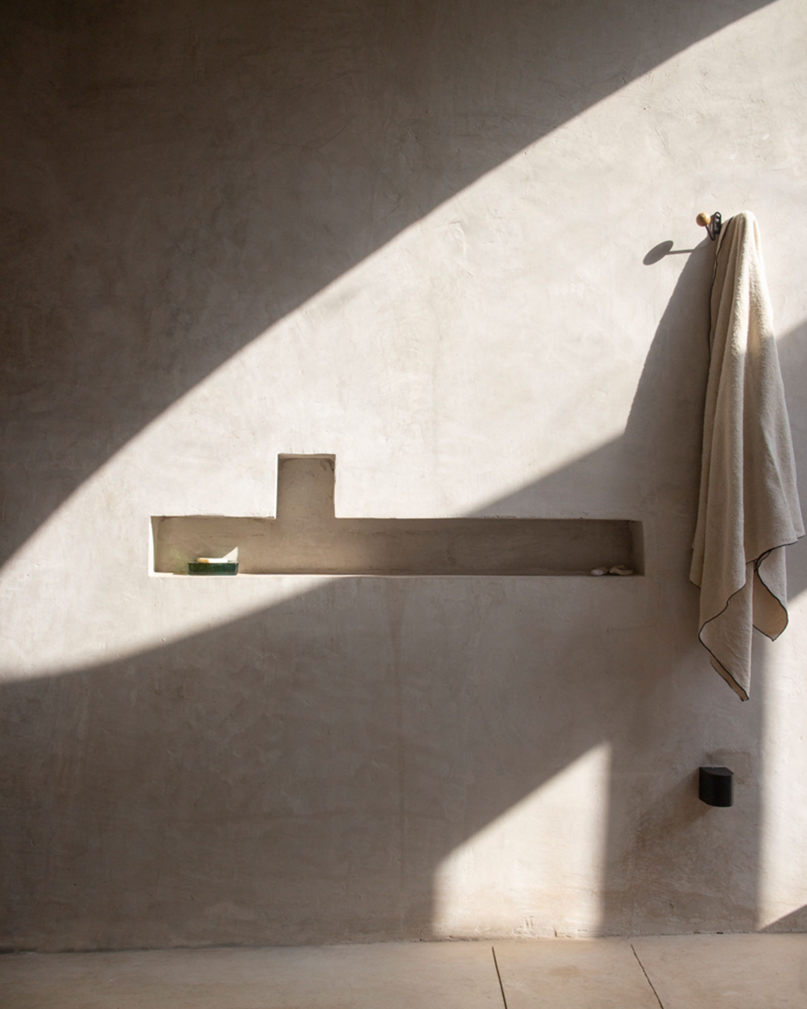 casa-soskil_house_merida-yucatan-mexico_interior-bath-room-shadows.jpg