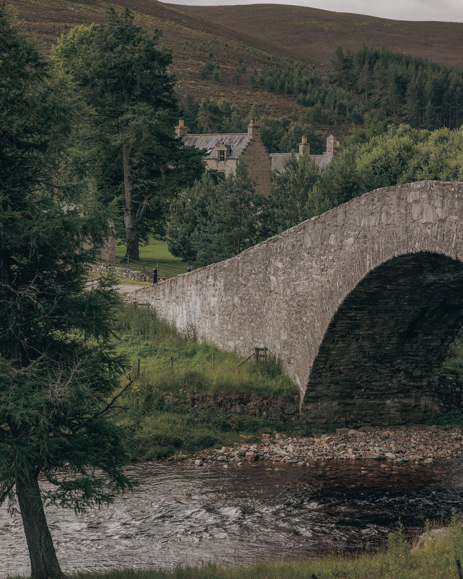 laggan-cottage_cottage_ballater-scotland-uk_exterior-bridge.jpg