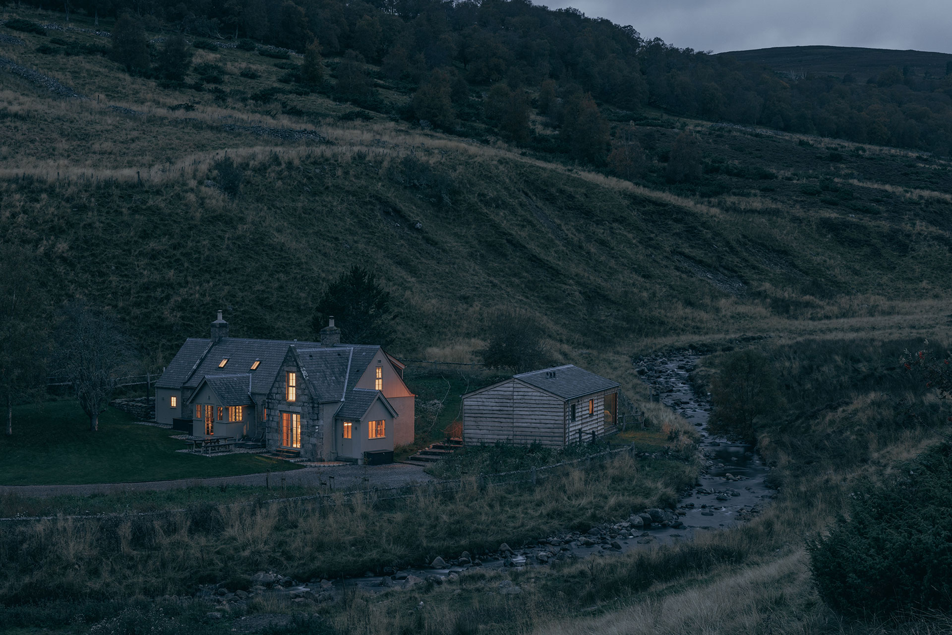 laggan-cottage_cottage_ballater-scotland-uk_exterior-night..jpg