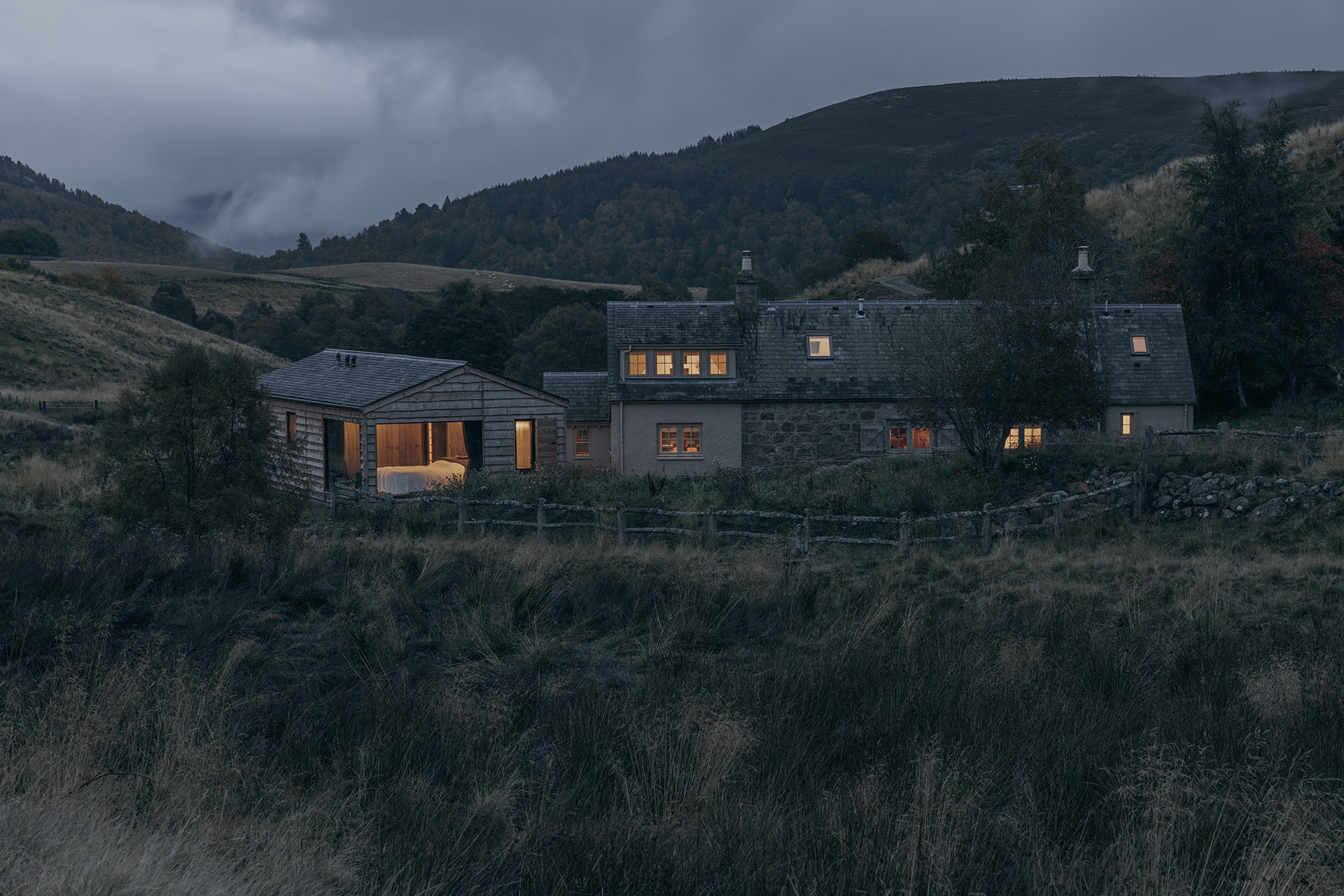 laggan-cottage_cottage_ballater-scotland-uk_exterior-night-facade.jpg