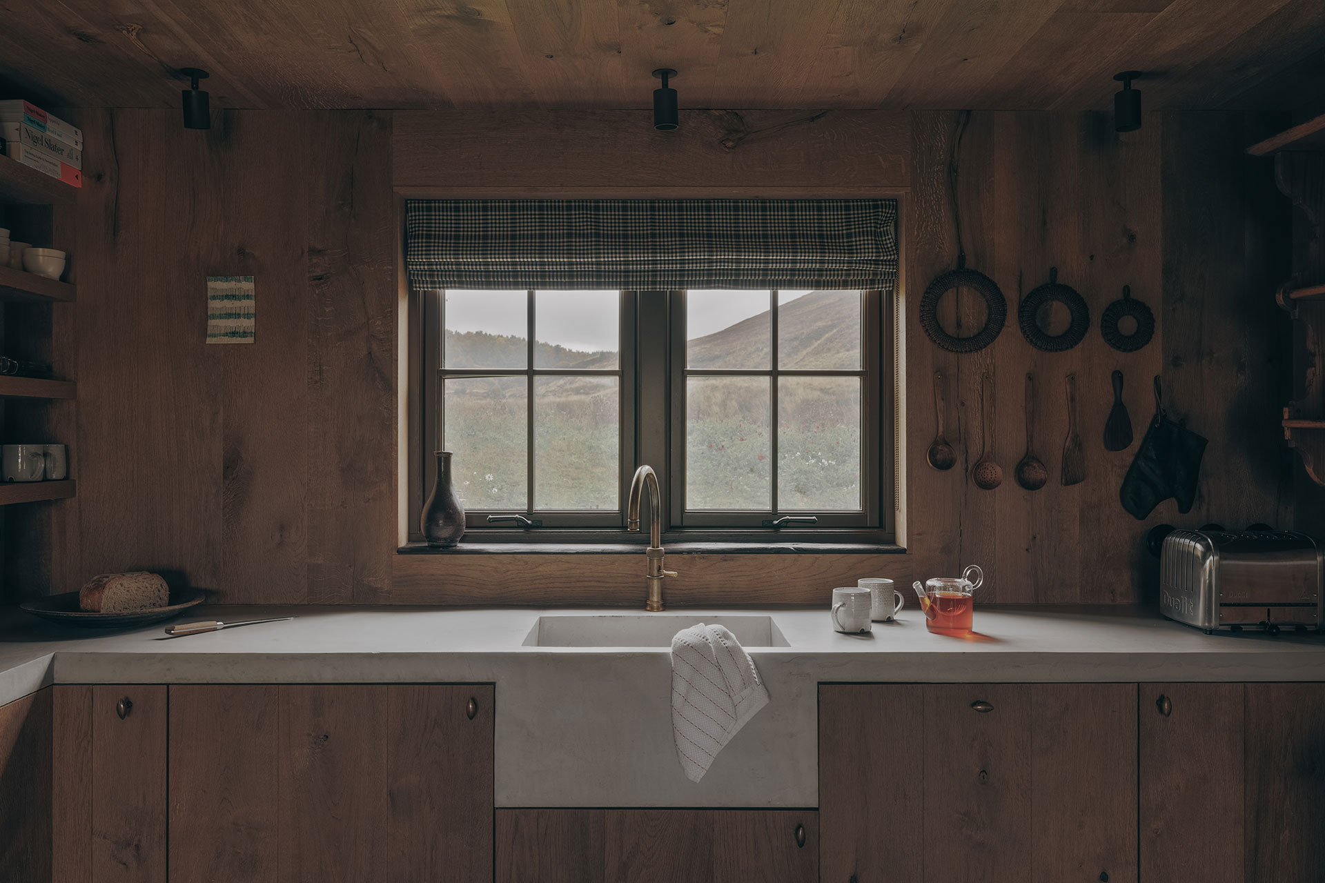 laggan-cottage_cottage_ballater-scotland-uk_interior-kitchen-window.jpg
