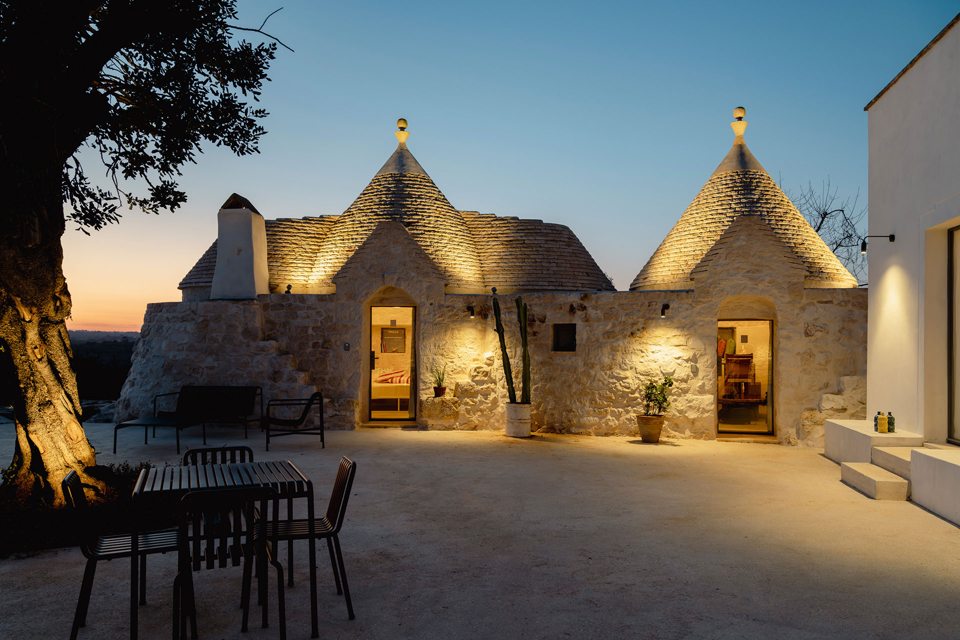 trullo-in-cima_trullo_puglia-italy_exterior-night-design.jpg