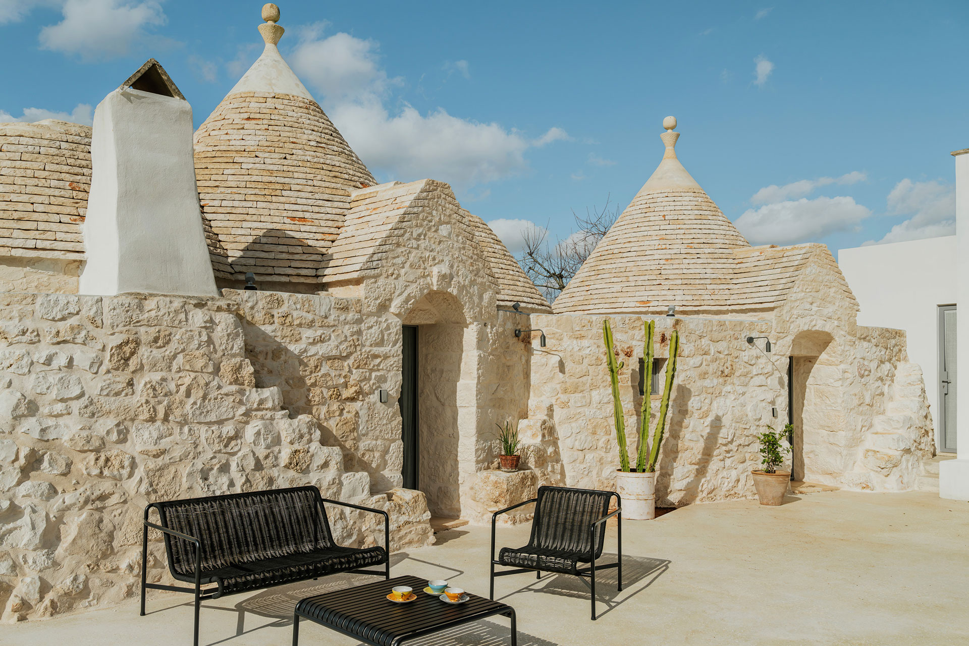 trullo-in-cima_trullo_puglia-italy_exterior-seating.jpg