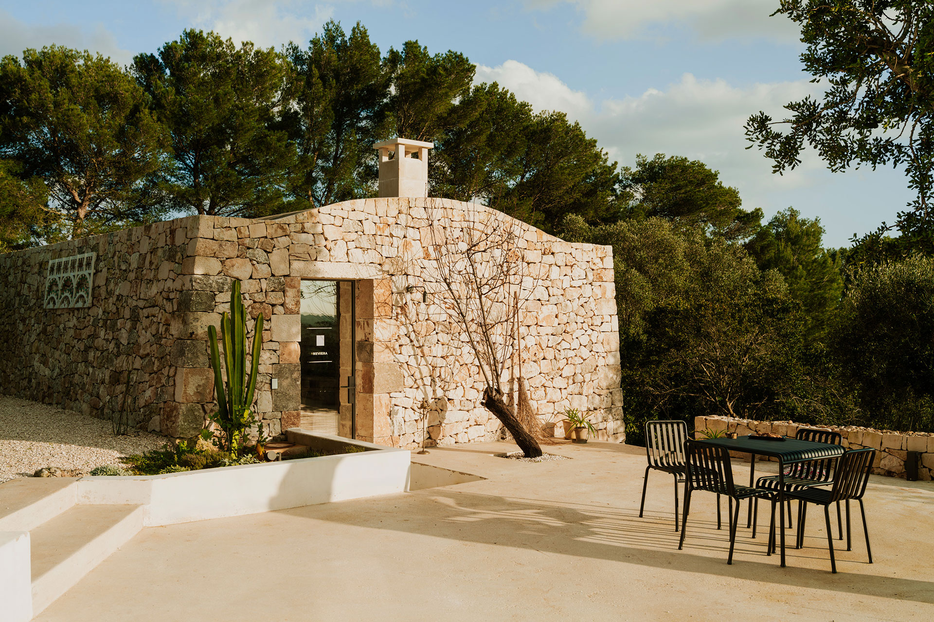 trullo-in-cima_trullo_puglia-italy_exterior-terrace.jpg