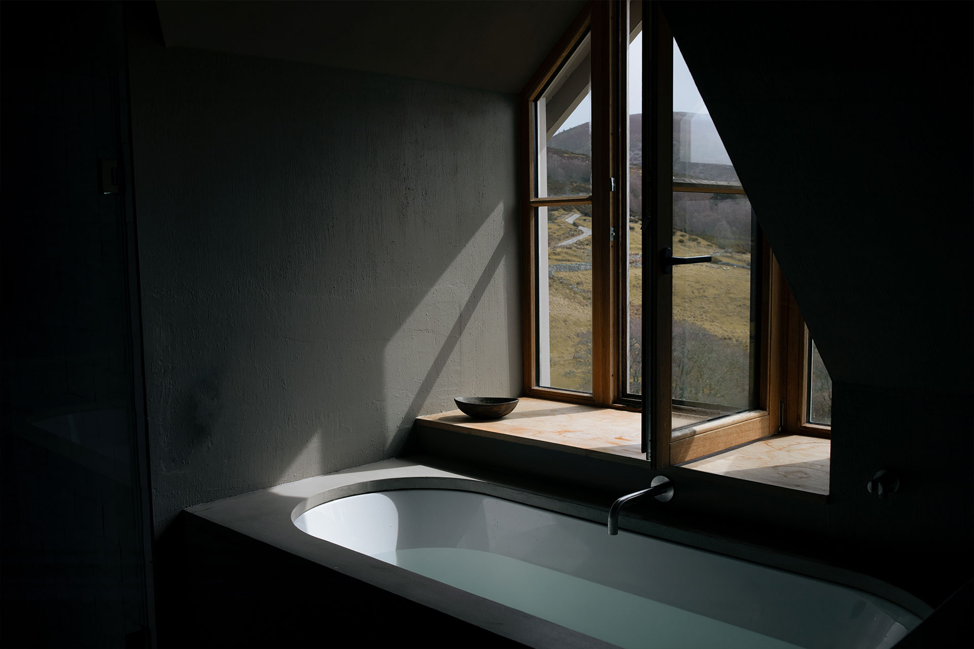 inverenzie-cottage_cottage_ballater-scotland-uk_interior-window.jpg