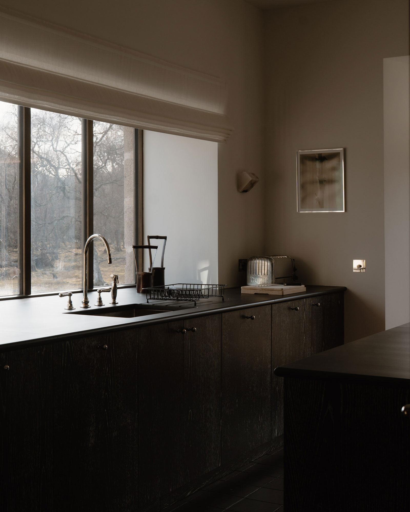 faunoran-house_house_crathie-scotland-uk_interior-kitchen-window.jpg