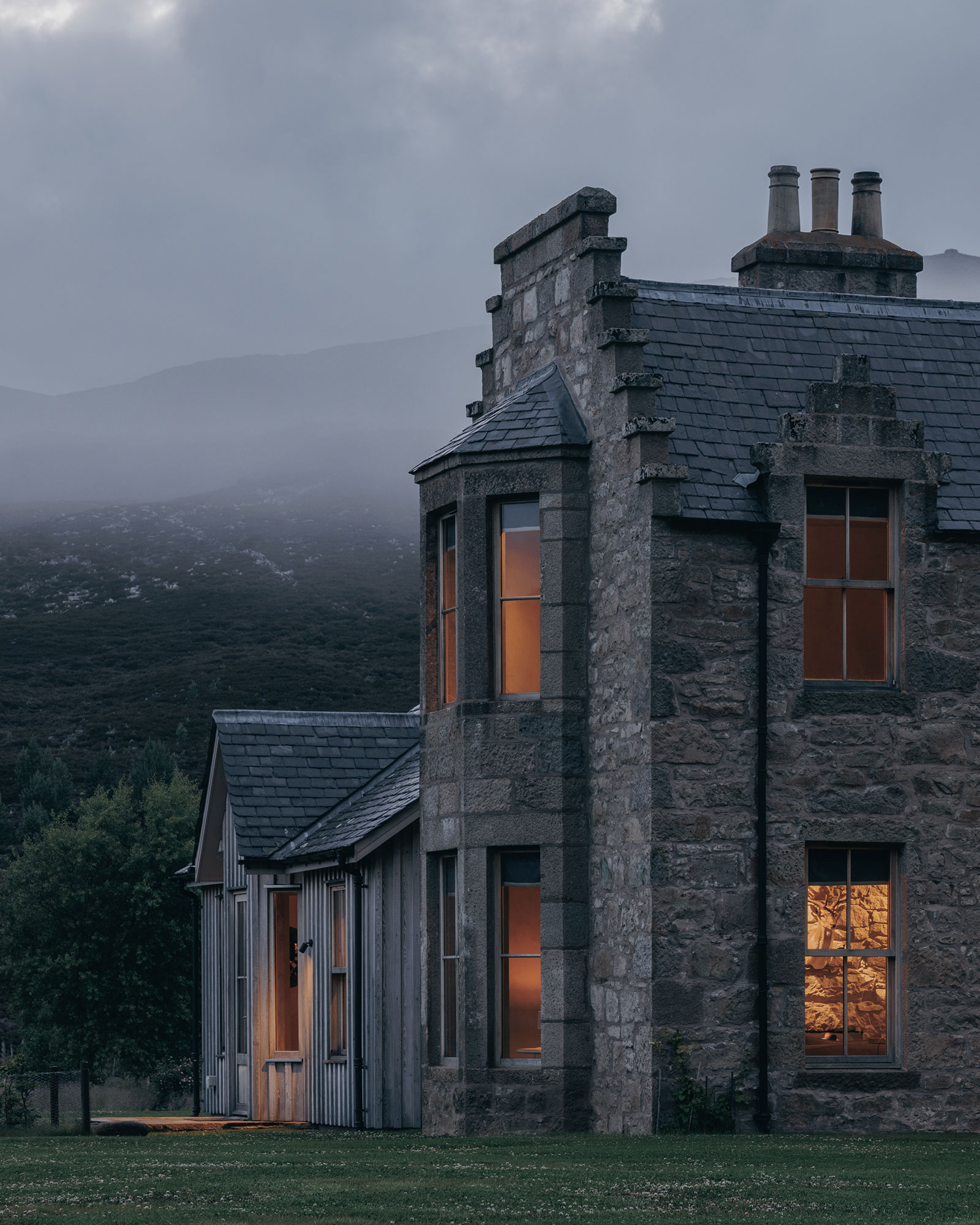 gairnshiel-lodge_castle_ballater-scotland-uk_exterior-facade-detail.jpg