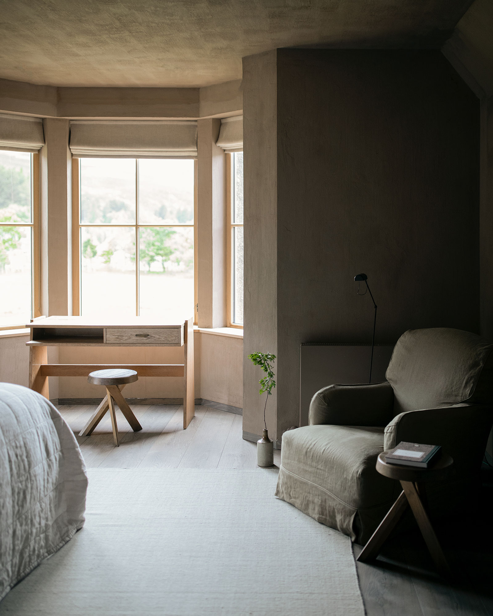 gairnshiel-lodge_castle_ballater-scotland-uk_interior-bedroom-window.jpg