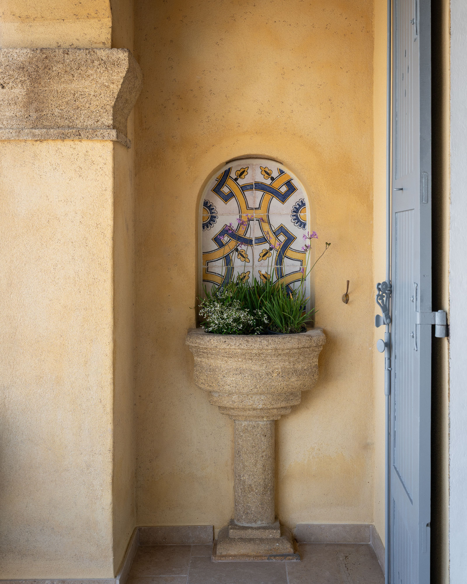 domaine-casa-del-sol_villa_grasse-france_exterior-pool-detail-design.jpg