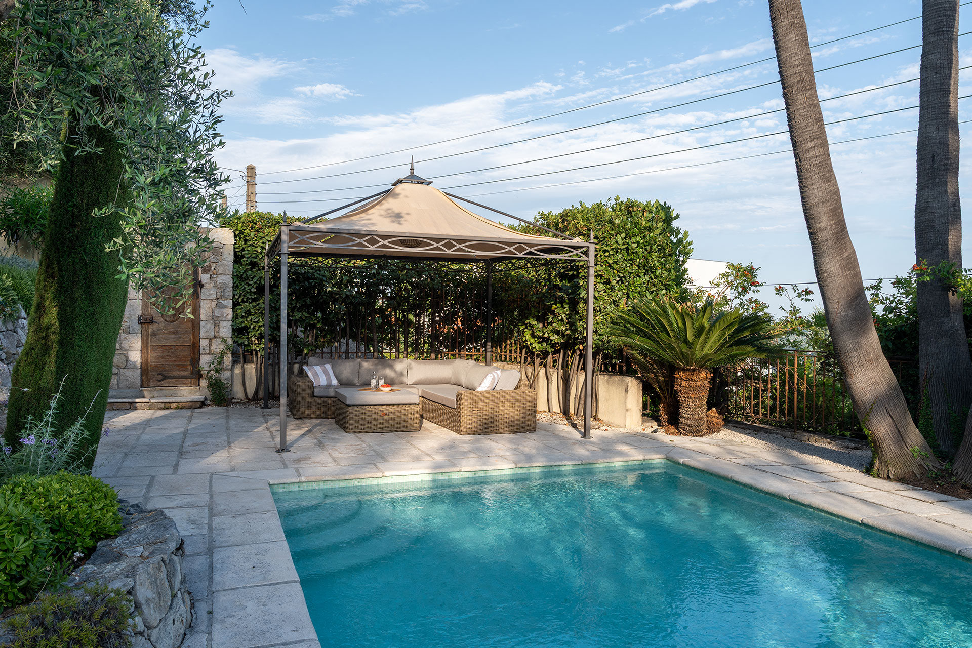 domaine-casa-del-sol_villa_grasse-france_exterior-pool-space.jpg