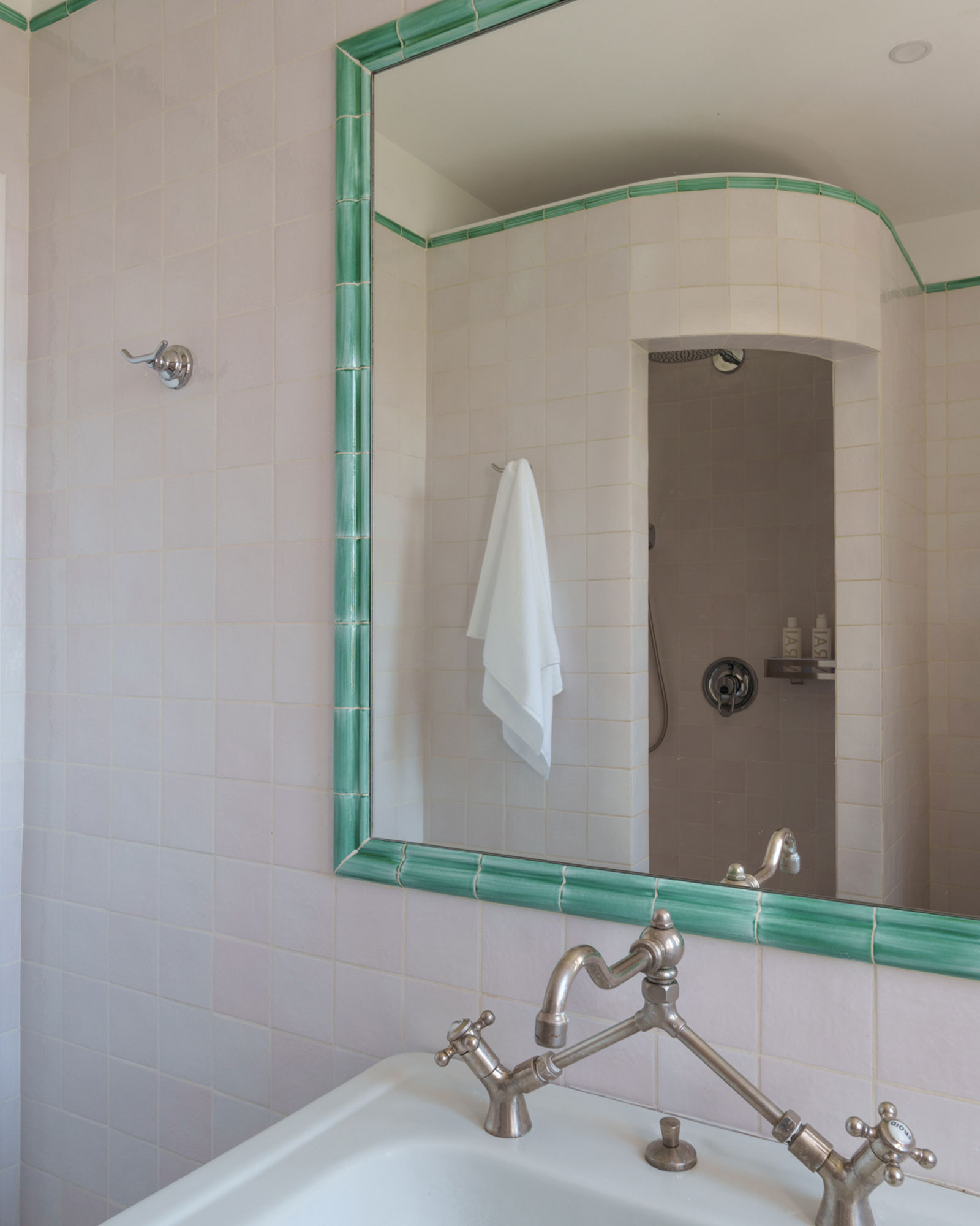 domaine-casa-del-sol_villa_grasse-france_interior-main-villa-guest-bathroom-shower.jpg