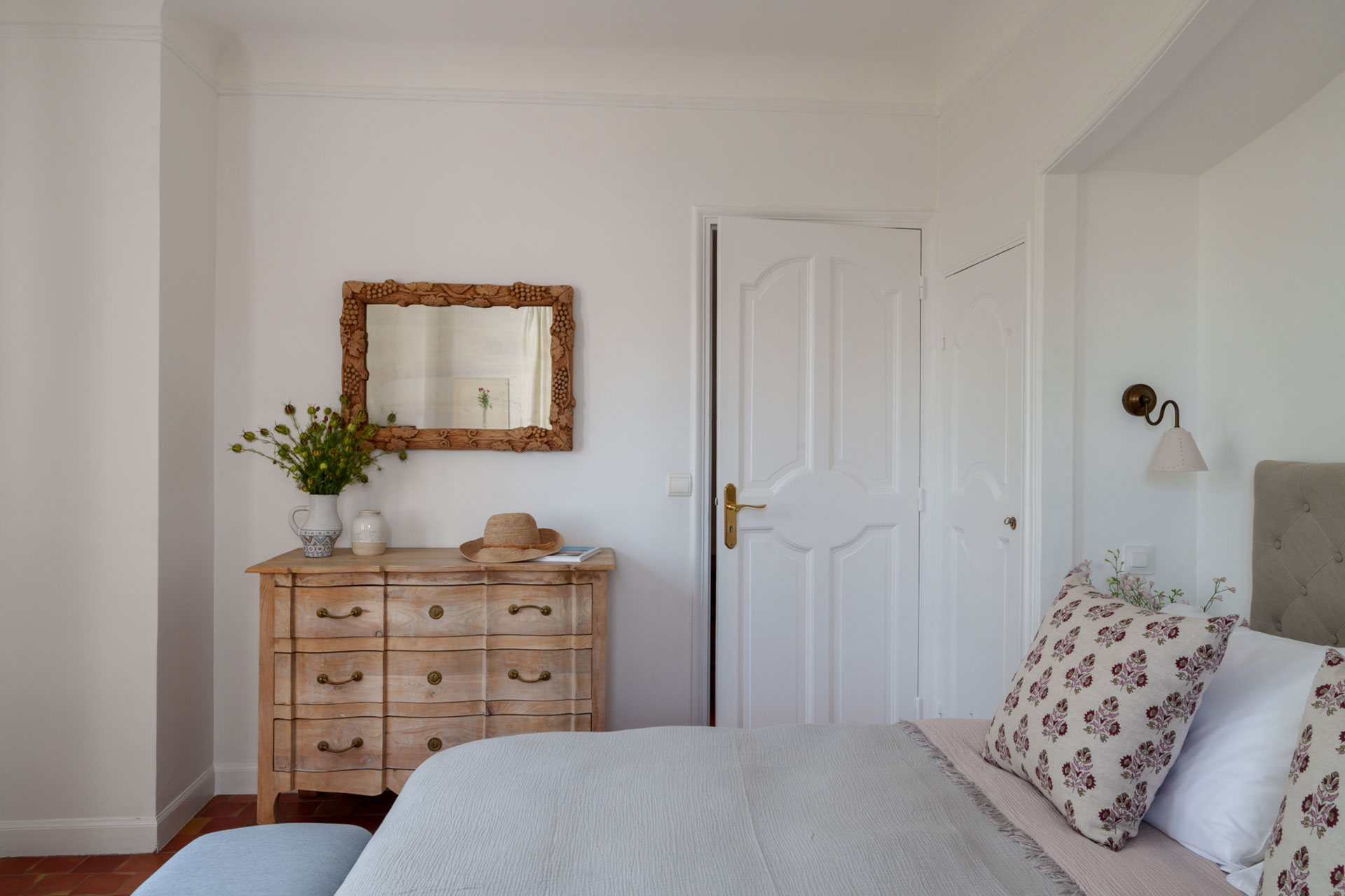 domaine-casa-del-sol_villa_grasse-france_interior-main-villa-guest-bed.jpg