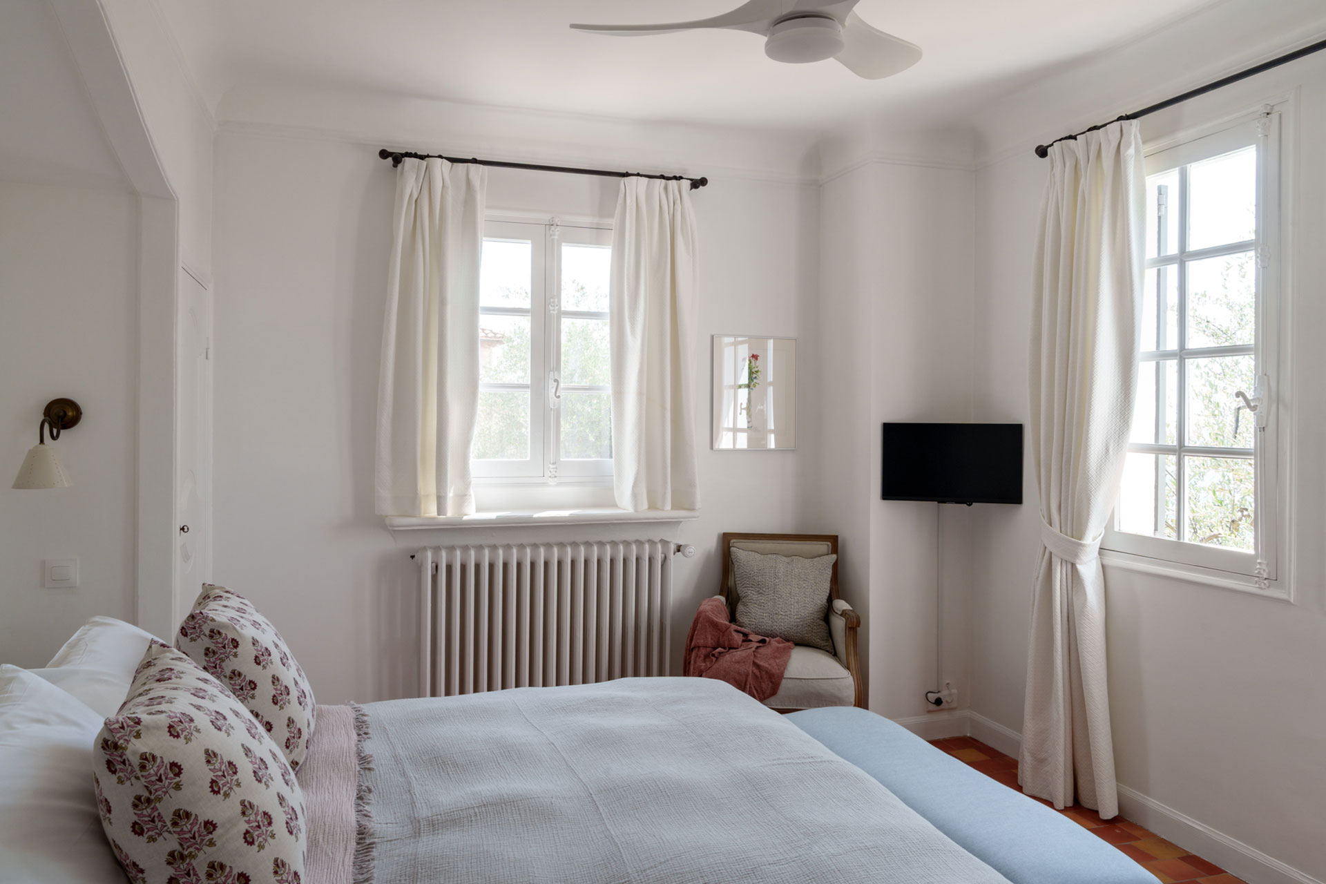 domaine-casa-del-sol_villa_grasse-france_interior-main-villa-guest-bedroom.jpg