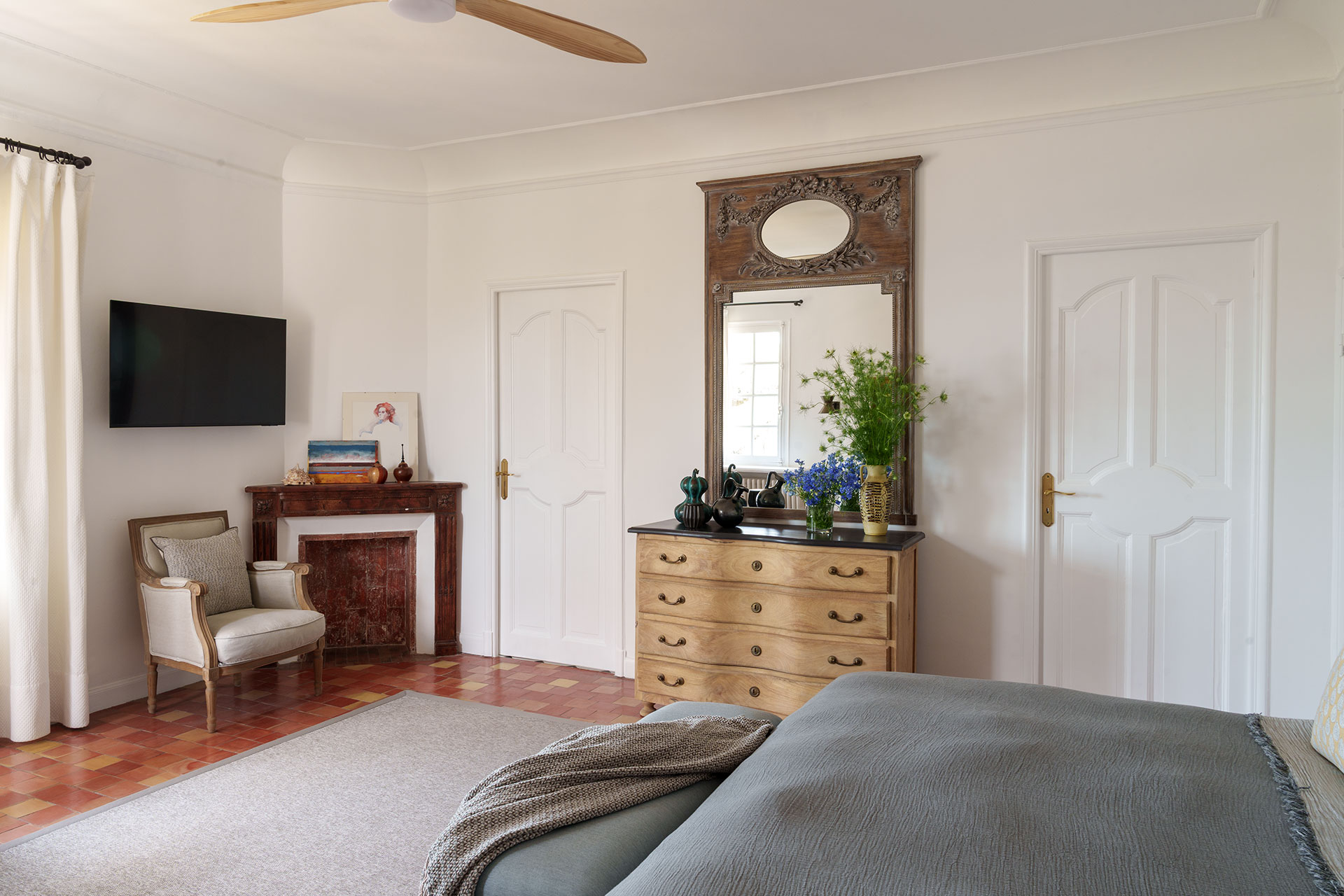domaine-casa-del-sol_villa_grasse-france_interior-main-villa-primary-bed-room.jpg
