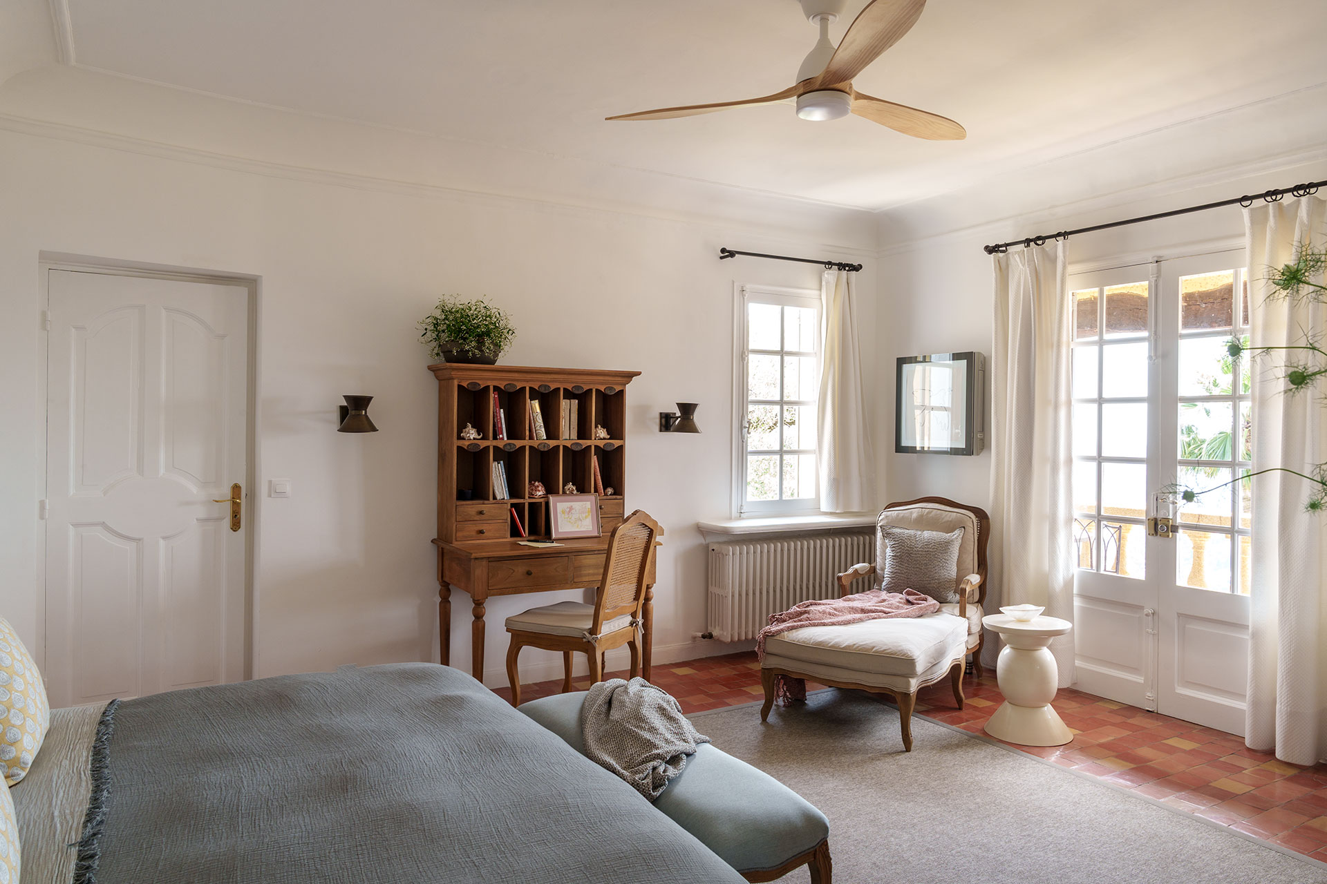 domaine-casa-del-sol_villa_grasse-france_interior-main-villa-primary-bed-room-space.jpg
