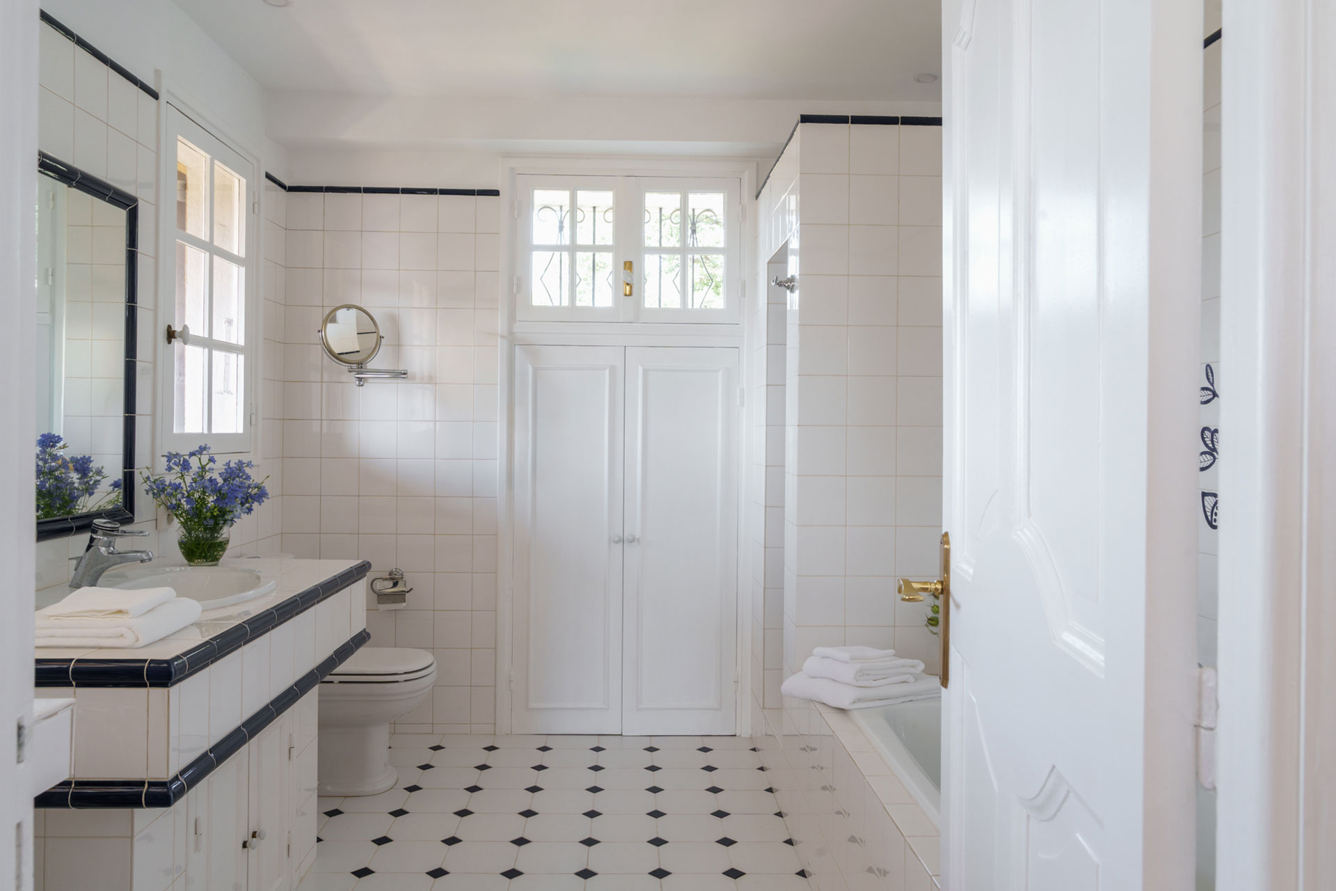 domaine-casa-del-sol_villa_grasse-france_interior-main-villa-primary-bedroom-bathroom.jpg