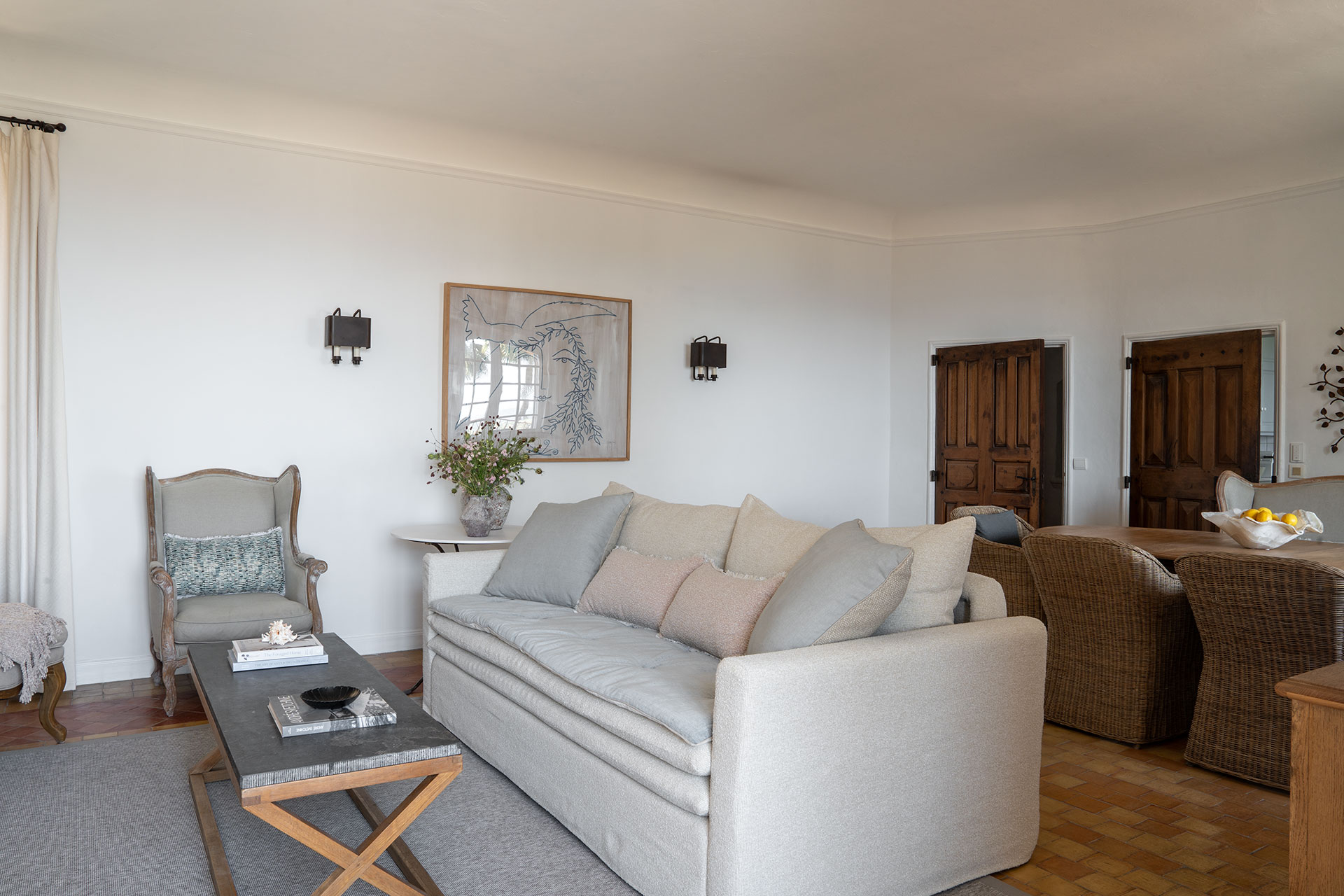 domaine-casa-del-sol_villa_grasse-france_interior-main-villa-sofa.jpg