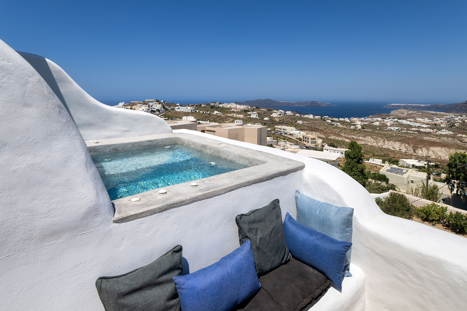 historical-villa-santa-croce_house_santorini-greece_exterior-jacuzzi.jpg