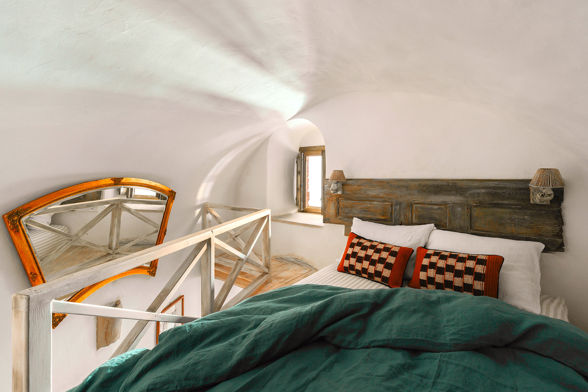 historical-villa-santa-croce_house_santorini-greece_interior-bed-detail.jpg