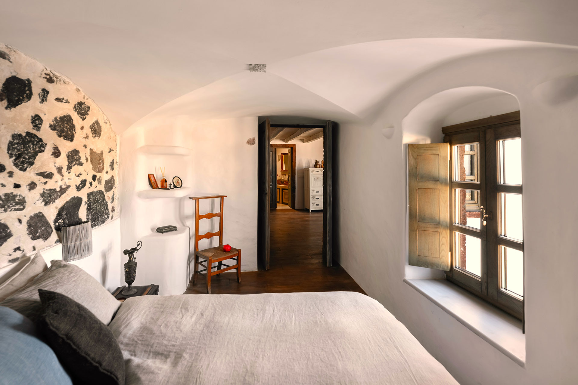 historical-villa-santa-croce_house_santorini-greece_interior-bed-room.jpg