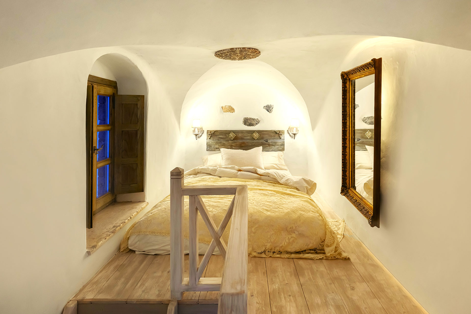 historical-villa-santa-croce_house_santorini-greece_interior-bed-room.jpg