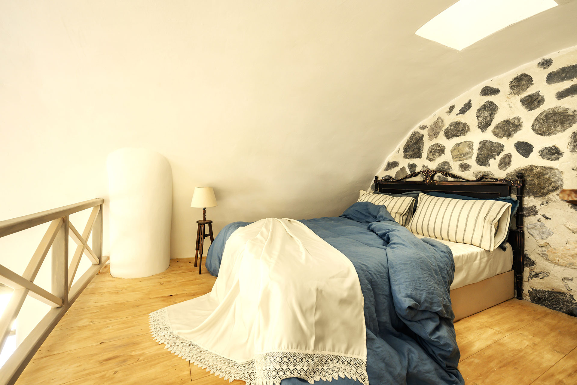 historical-villa-santa-croce_house_santorini-greece_interior-bedroom.jpg