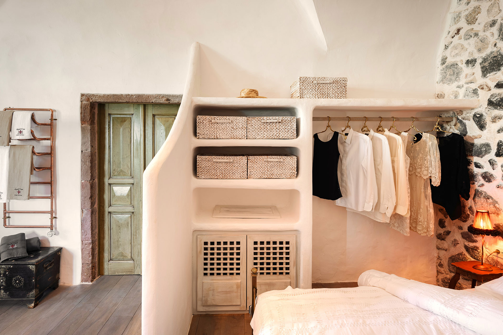 historical-villa-santa-croce_house_santorini-greece_interior-bedroom-detail.jpg