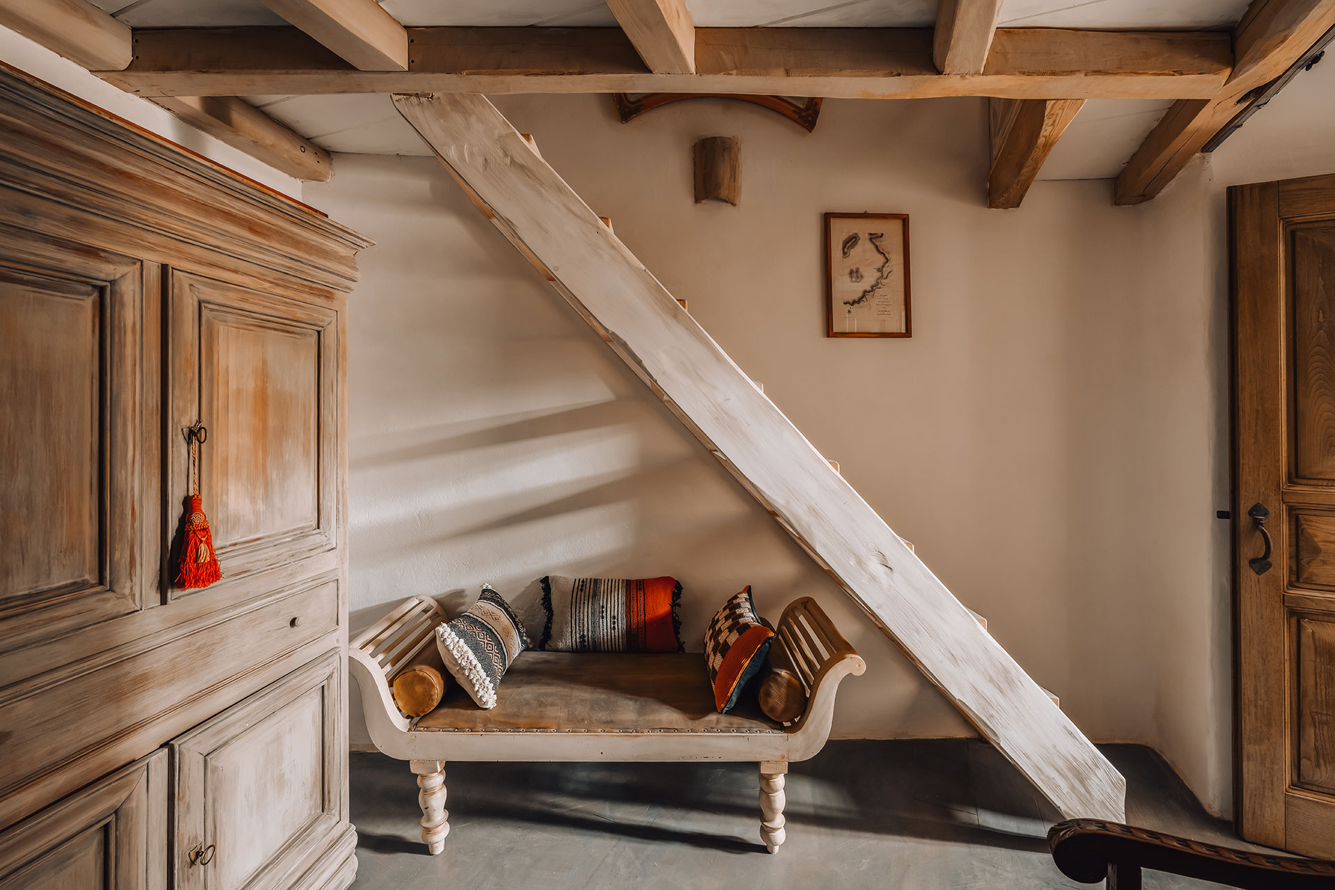 historical-villa-santa-croce_house_santorini-greece_interior-detail.jpg