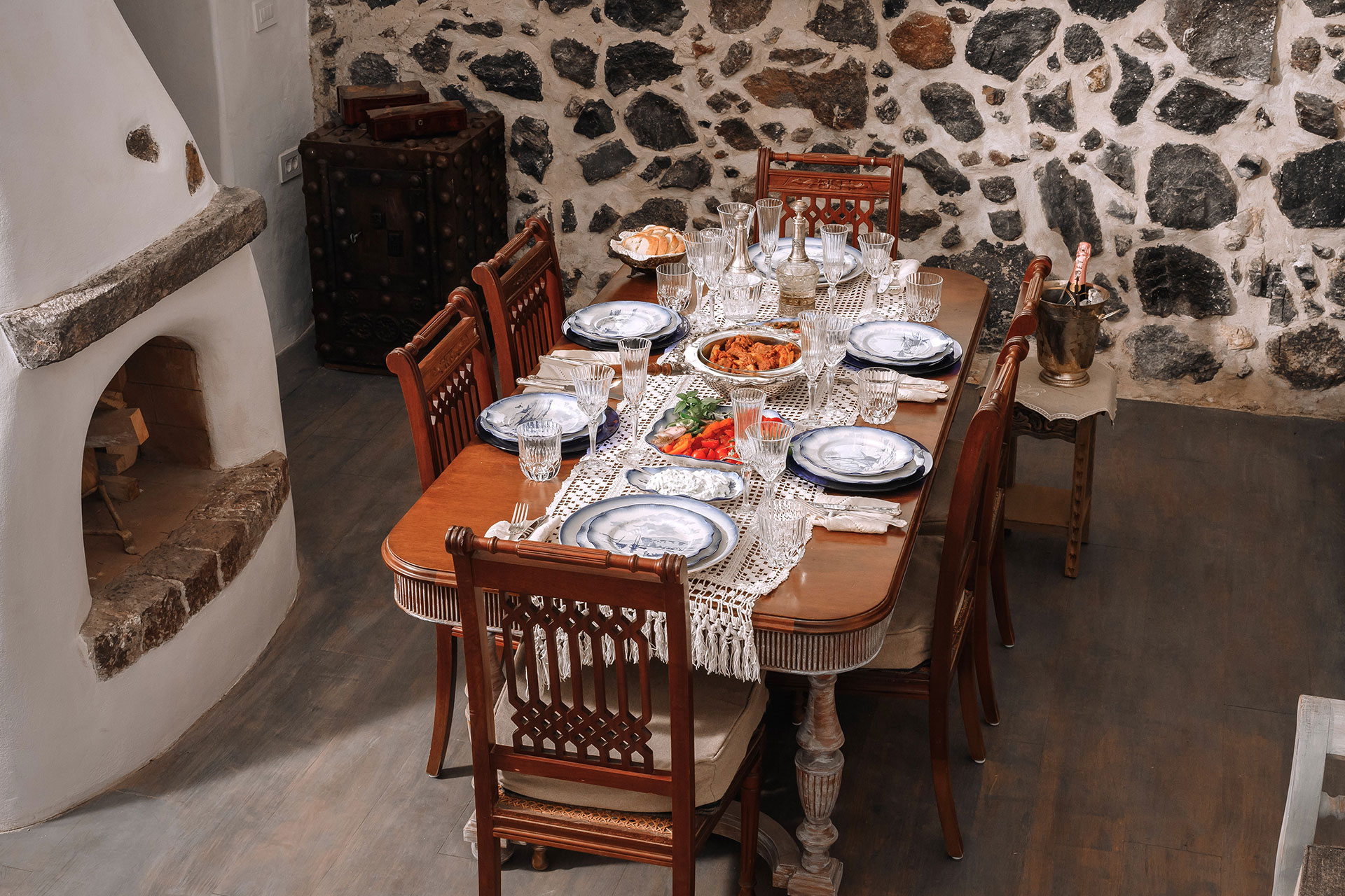 historical-villa-santa-croce_house_santorini-greece_interior-dining.jpg