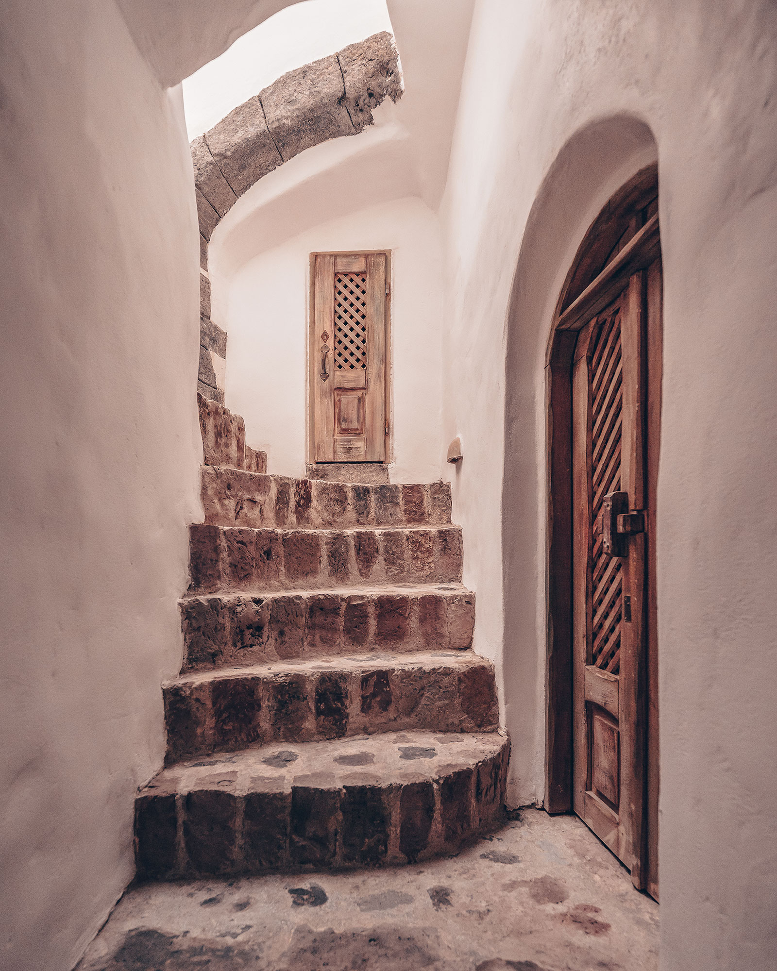 historical-villa-santa-croce_house_santorini-greece_interior-entrance.jpg