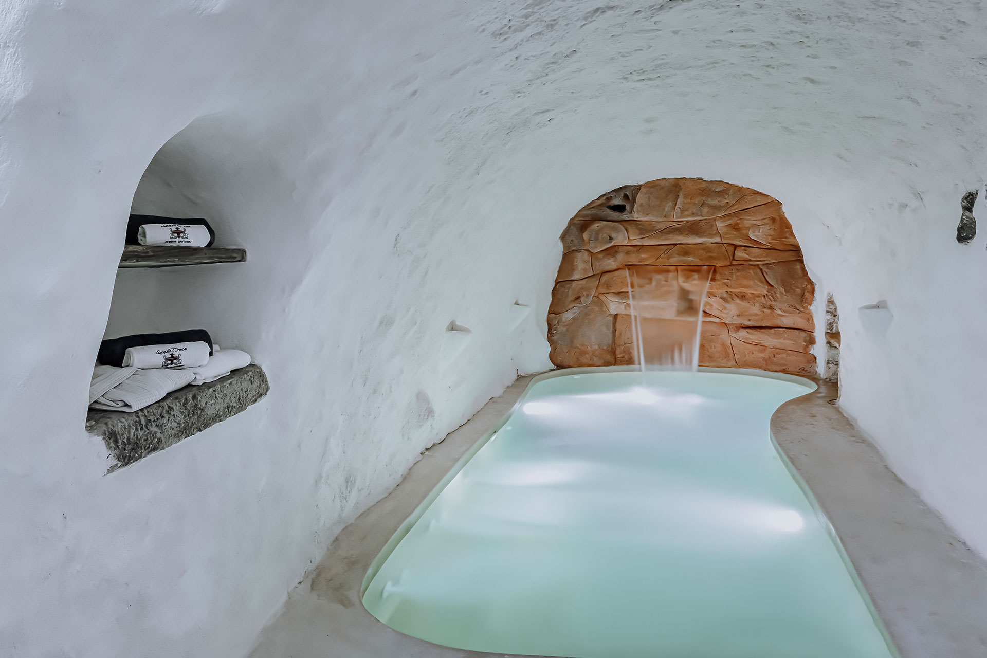 historical-villa-santa-croce_house_santorini-greece_interior-jacuzzi.jpg