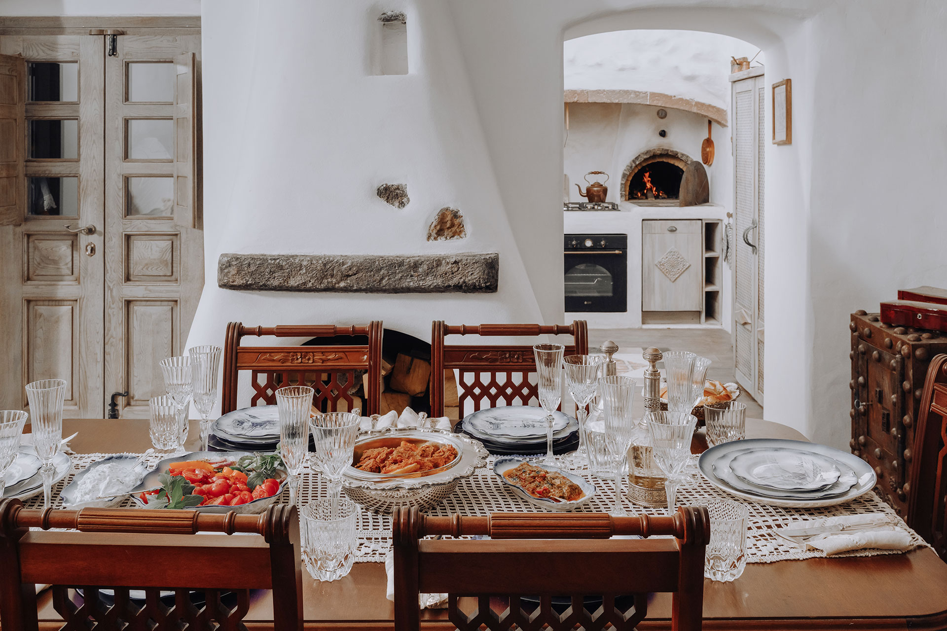 historical-villa-santa-croce_house_santorini-greece_interior-table.jpg