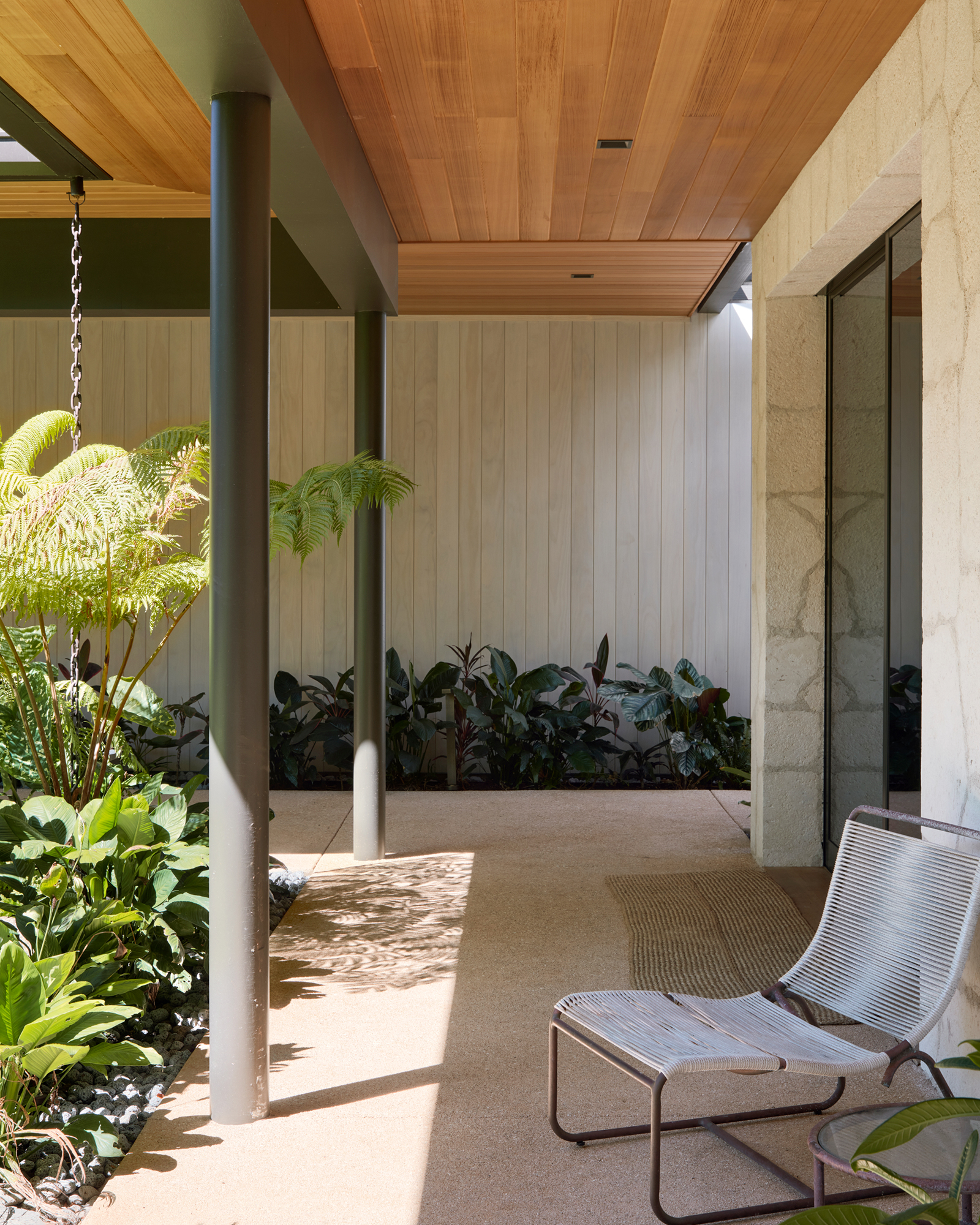 diamond-head-hillside-estate_villa_honolulu-hawaii-usa_exterior-chair.jpg
