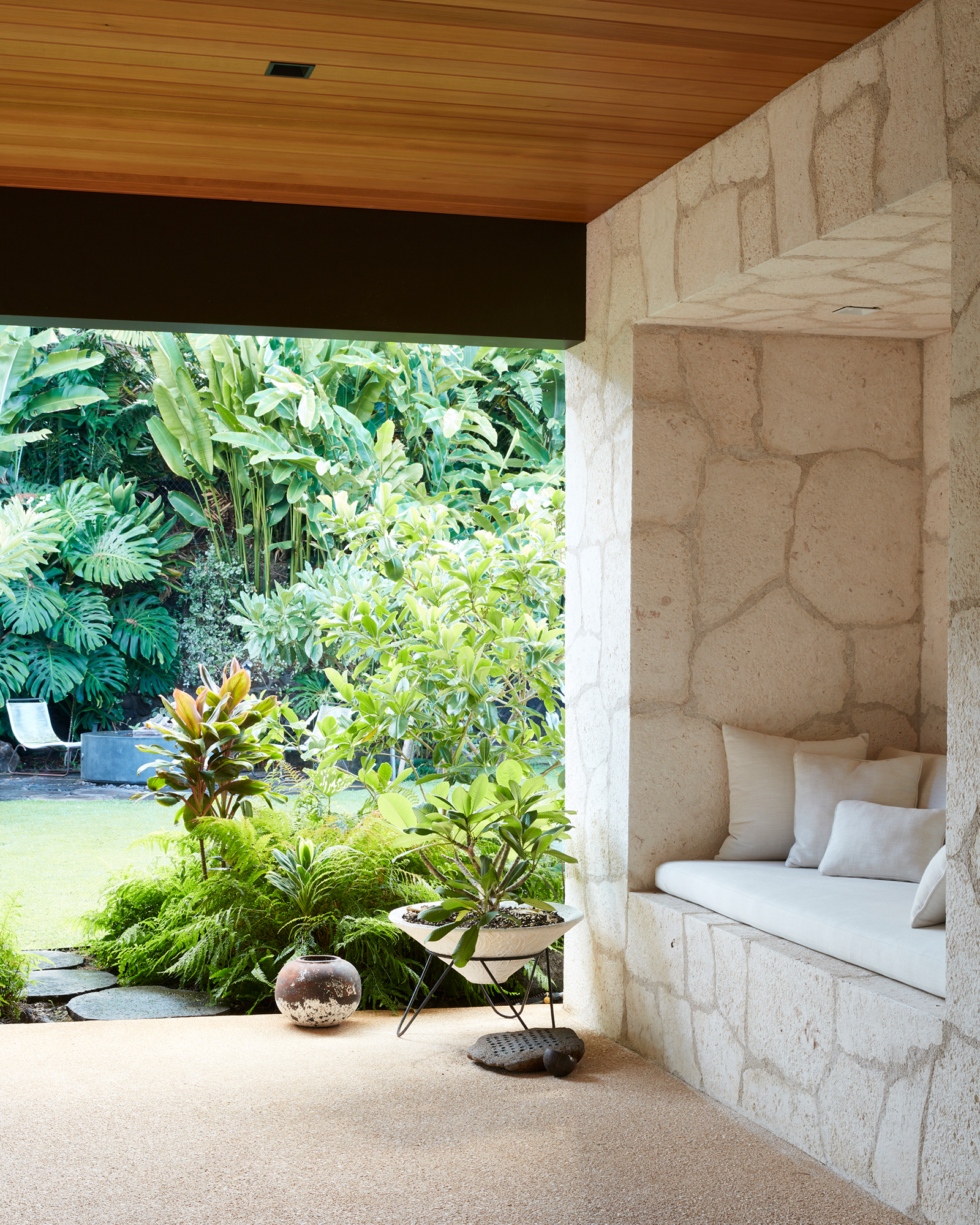 diamond-head-hillside-estate_villa_honolulu-hawaii-usa_exterior-plants.jpg
