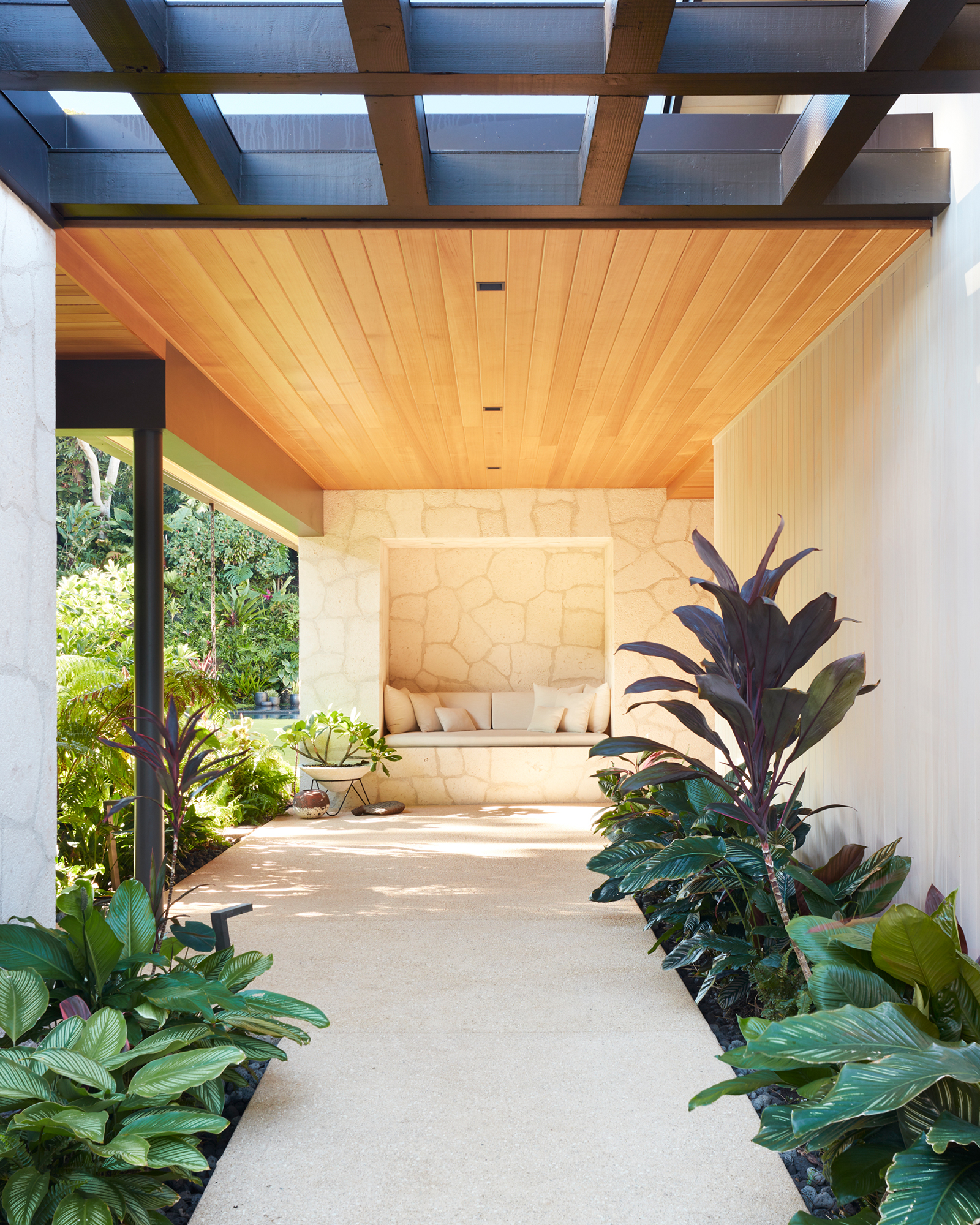 diamond-head-hillside-estate_villa_honolulu-hawaii-usa_exterior-seating.jpg