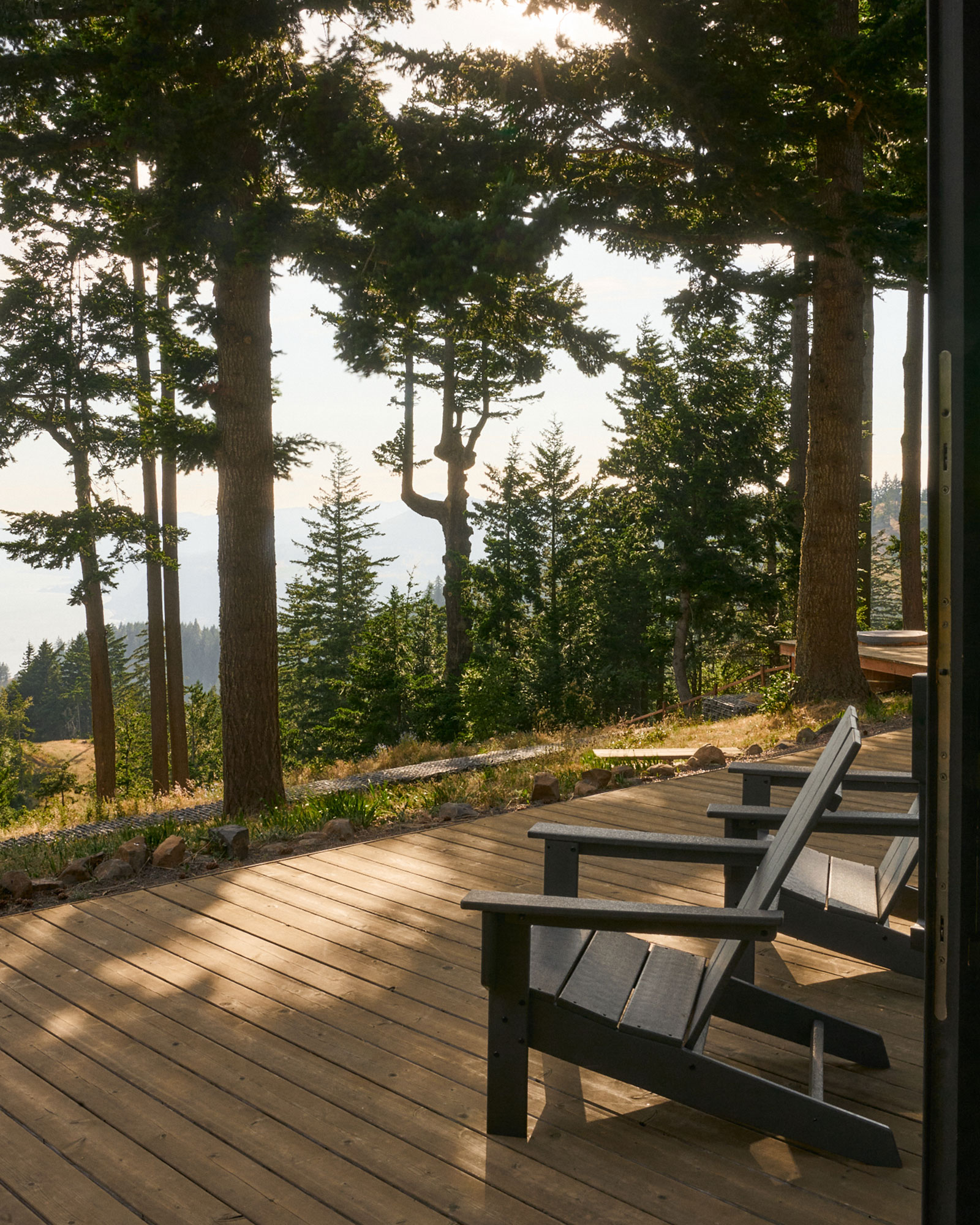 dry-creek-cabin_cabin_washington-usa_exterior-chair.jpg